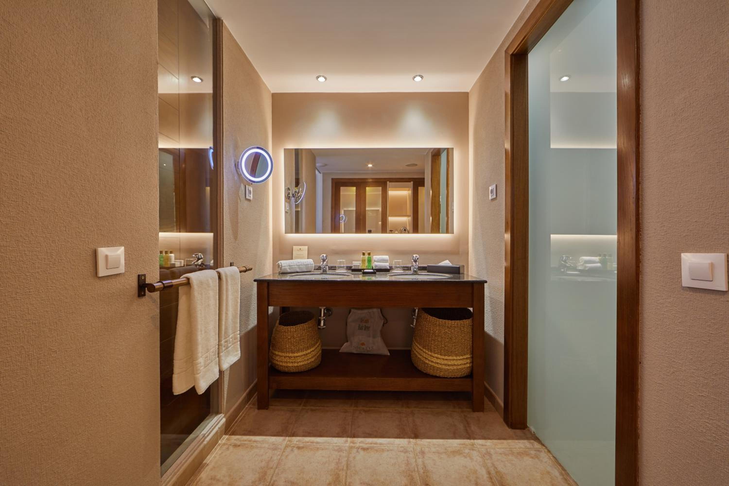 Double Room thumbnail 6