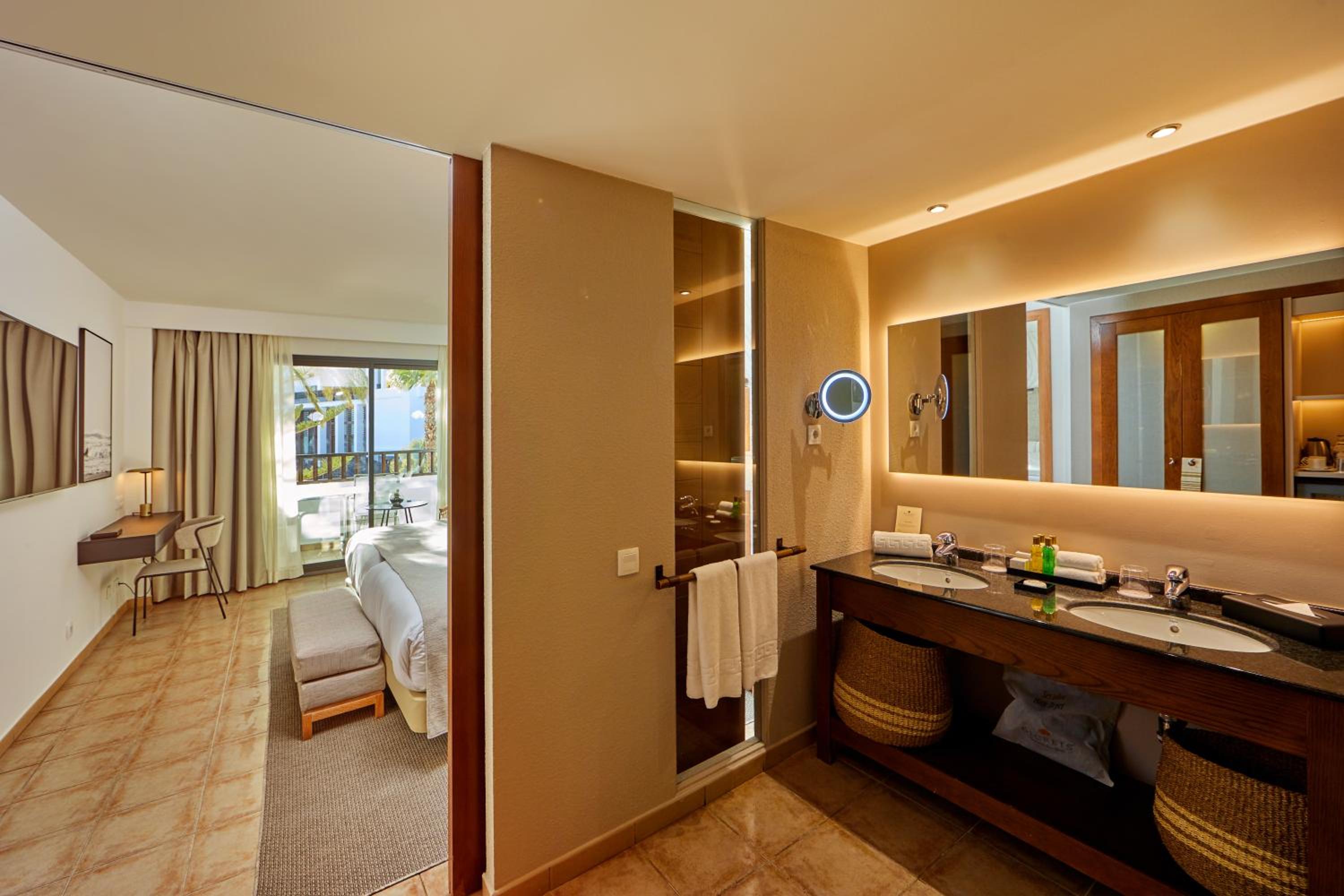 Double Room Pool View thumbnail 5