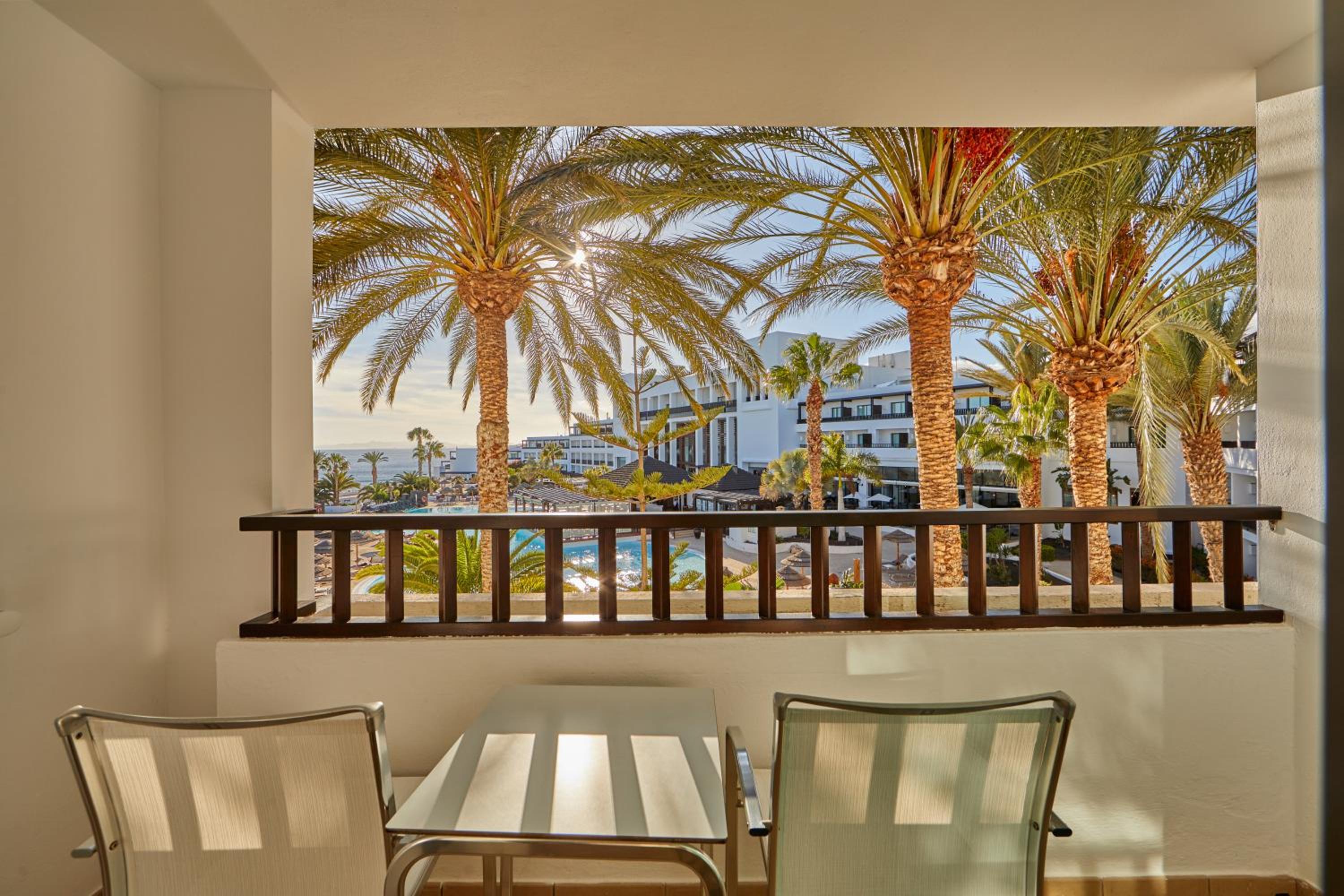 Double Room Pool View - Photo 7