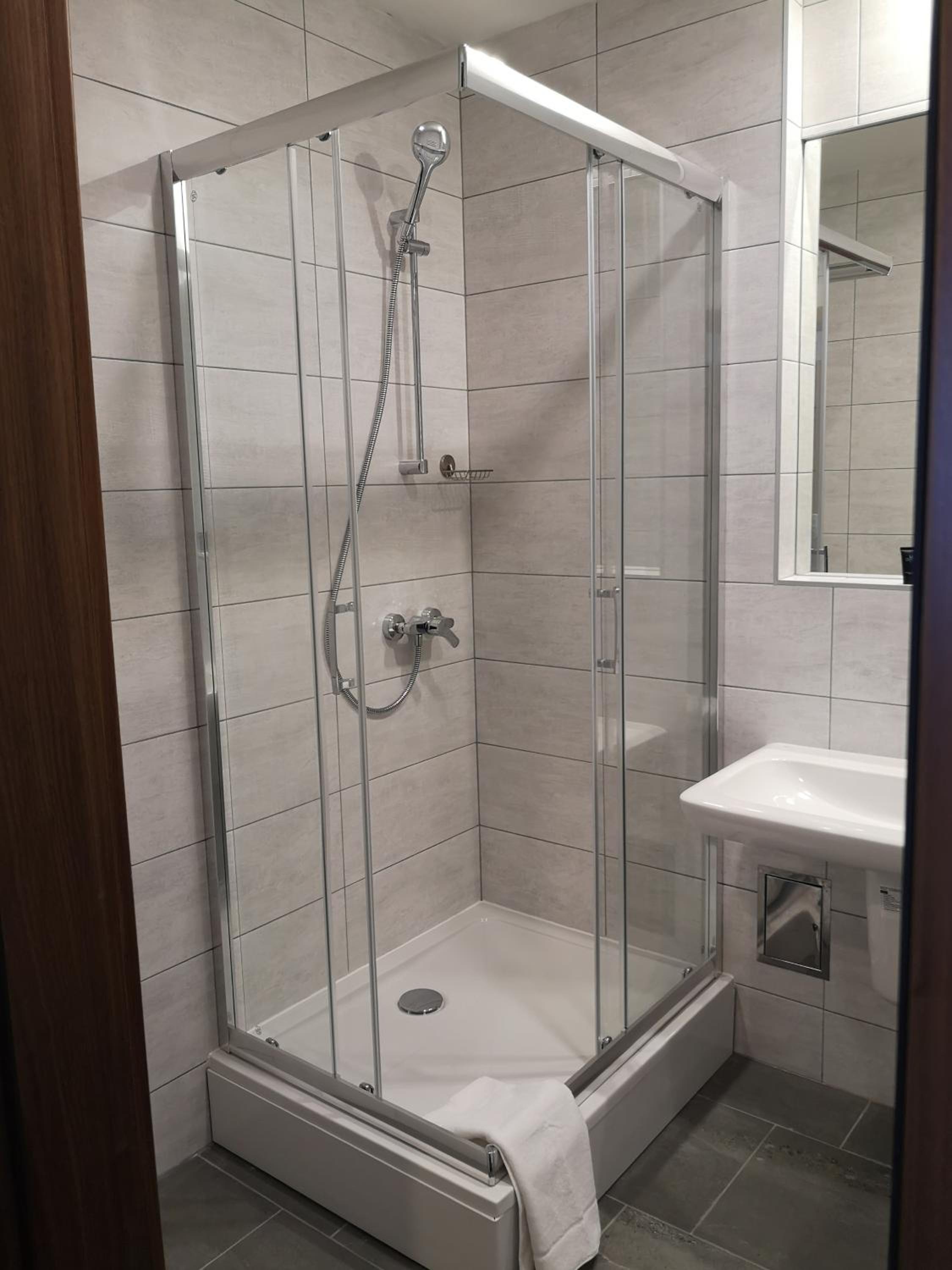 Large Twin Room - Photo 3