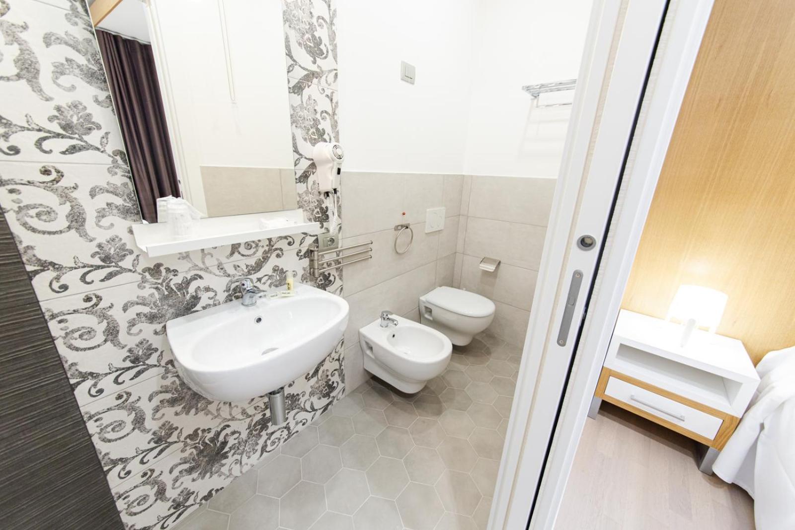 Standard Double Room with Courtyard View photo 3