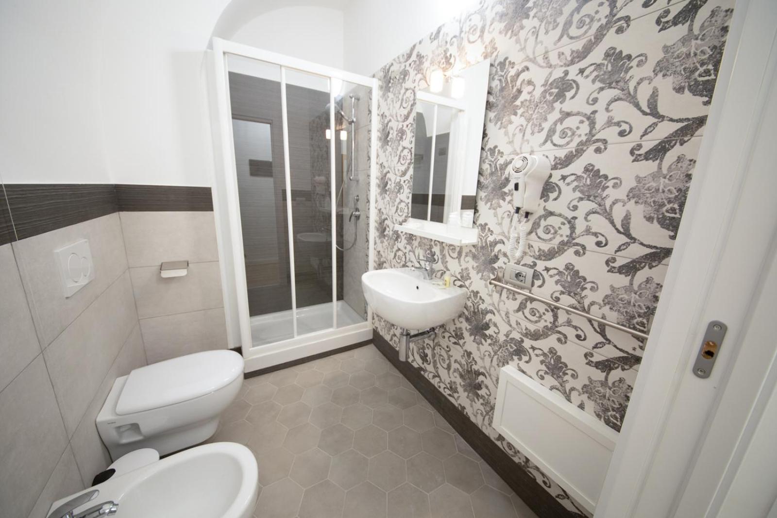 Standard Triple Room with Window photo 3
