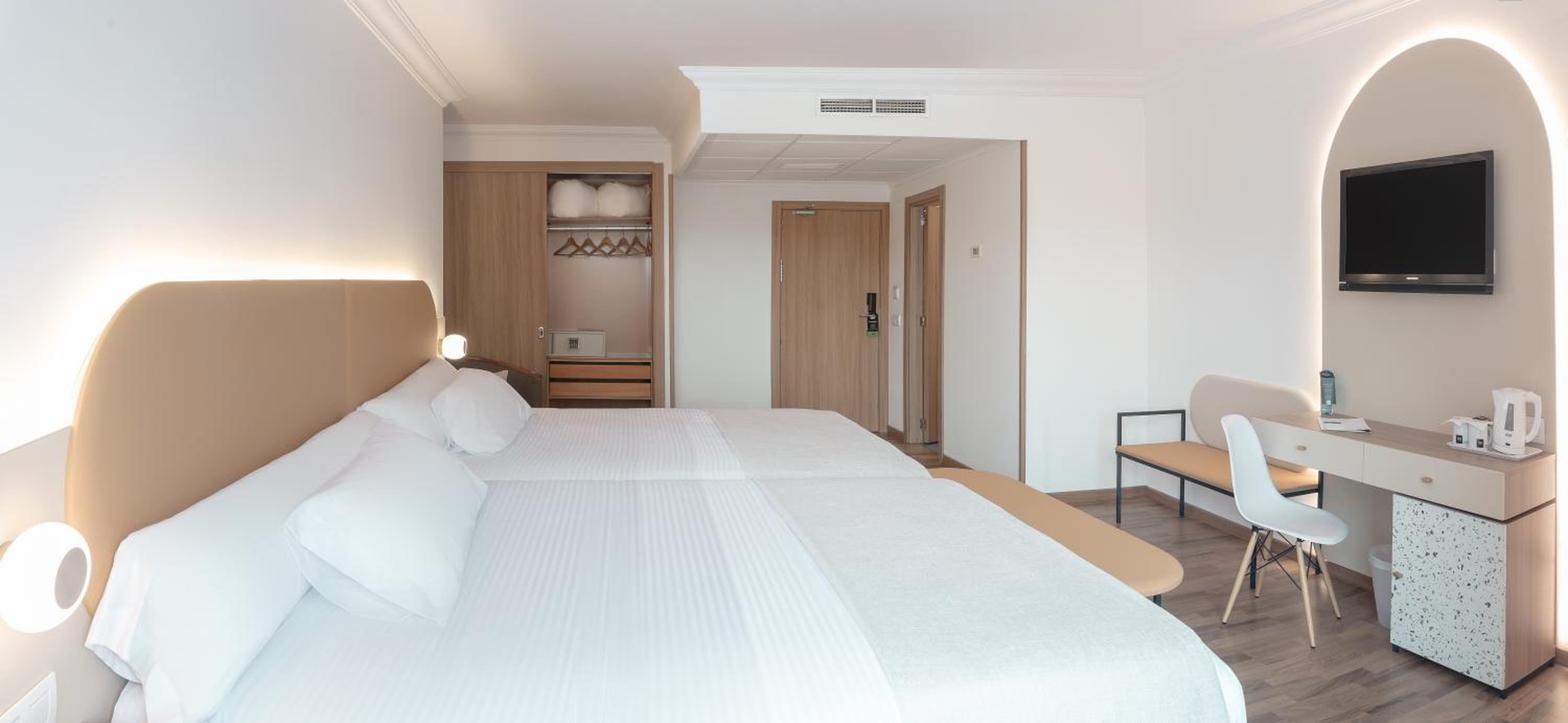 Deluxe Triple Room with Sea View and Terrace (3 adults) - Photo 9