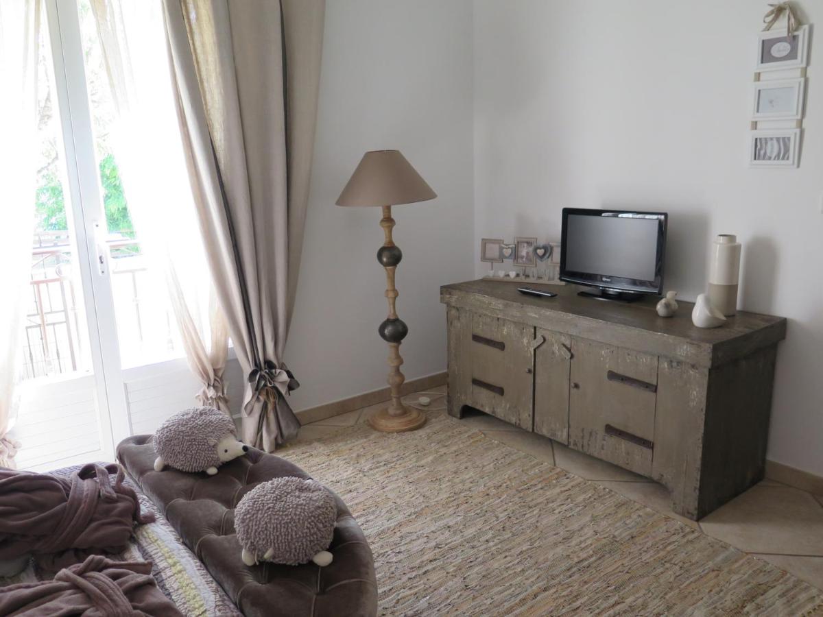 Deluxe Double Room with Bath - Photo 1