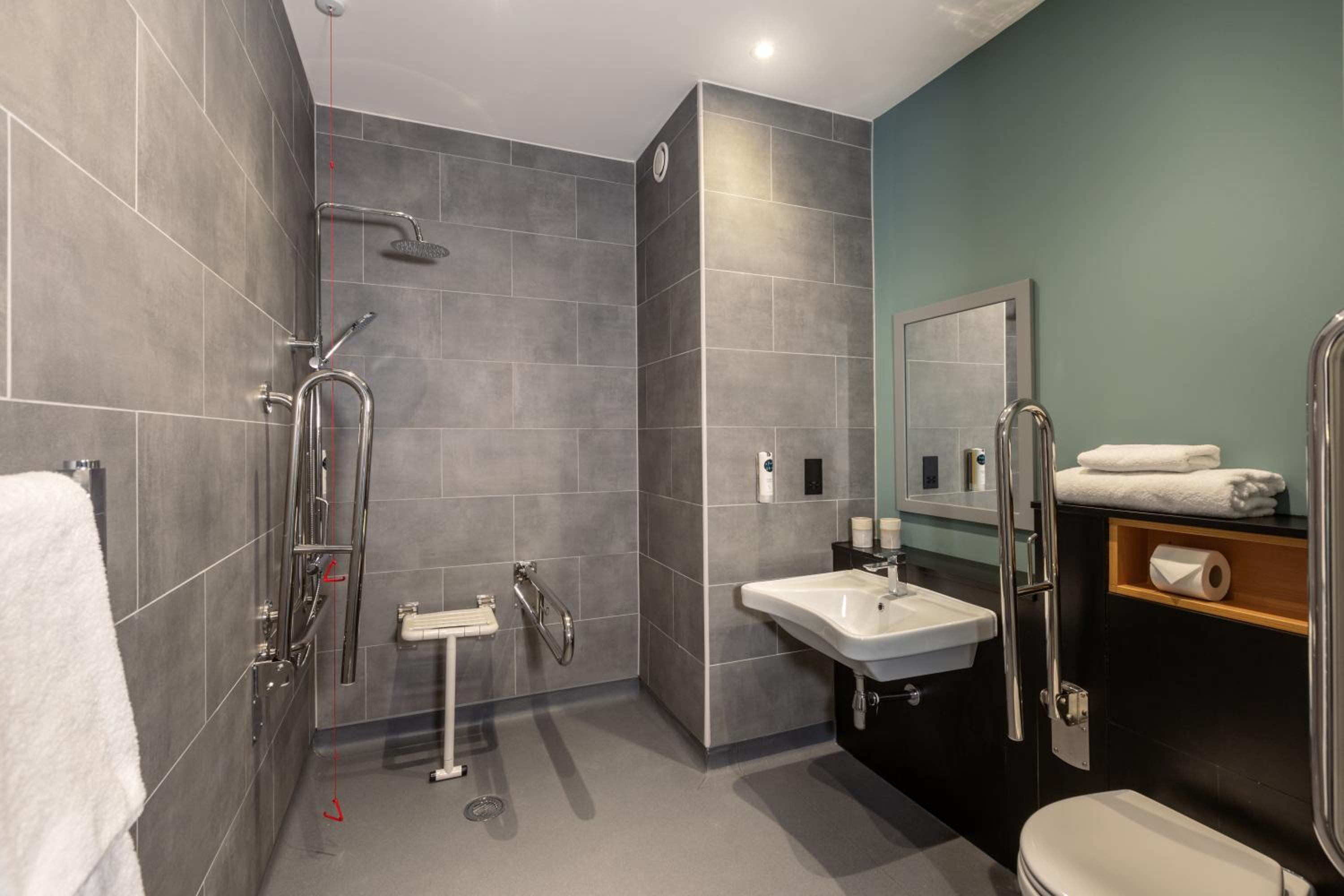 Queen Room - Disability Access - Photo 4