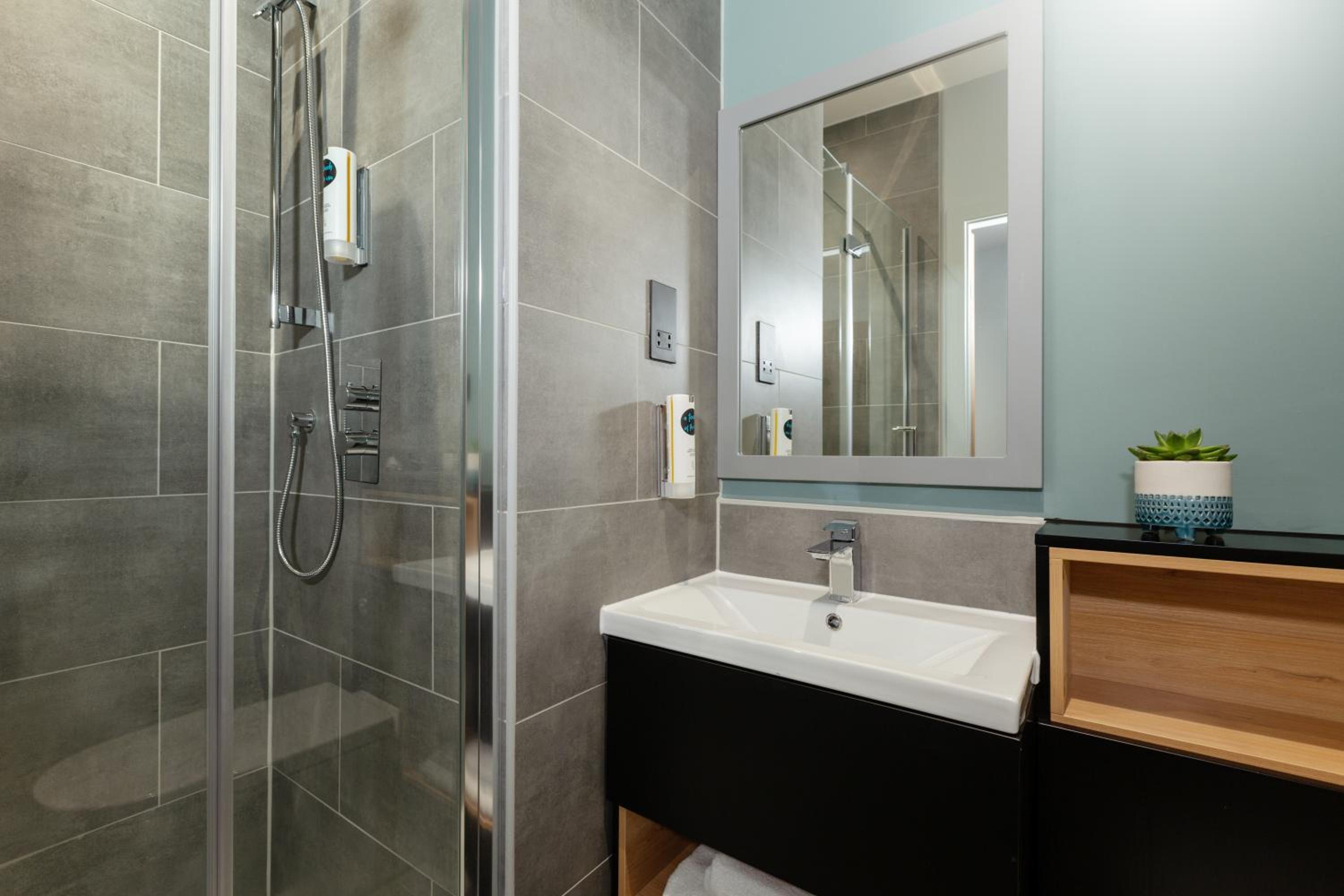 Standard Queen Room - Photo 15