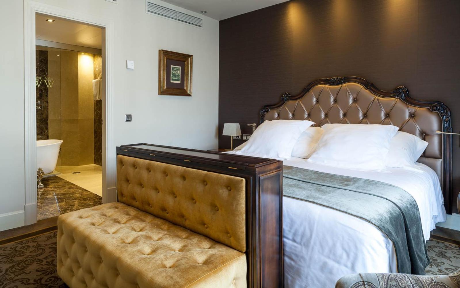 Luxury Suite - The Wellington Club - Photo 6