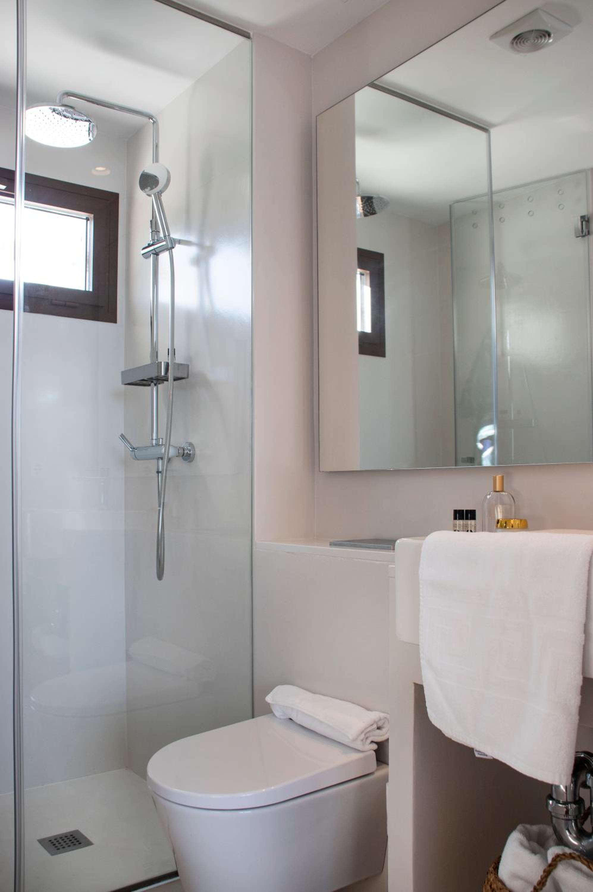 One-Bedroom Apartment photo 3