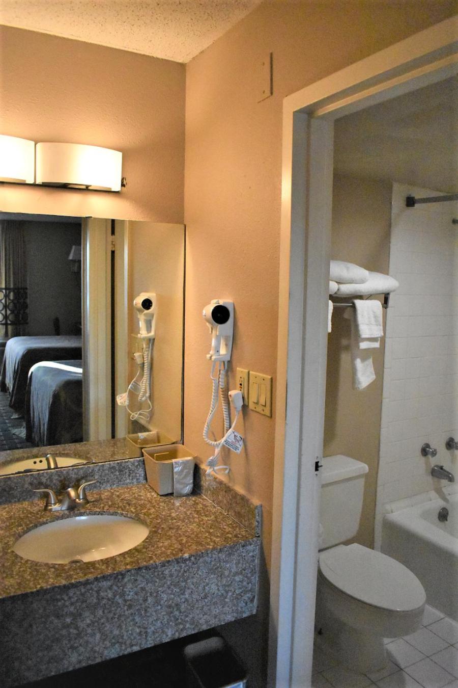 King Room - Non-Smoking - Photo 7