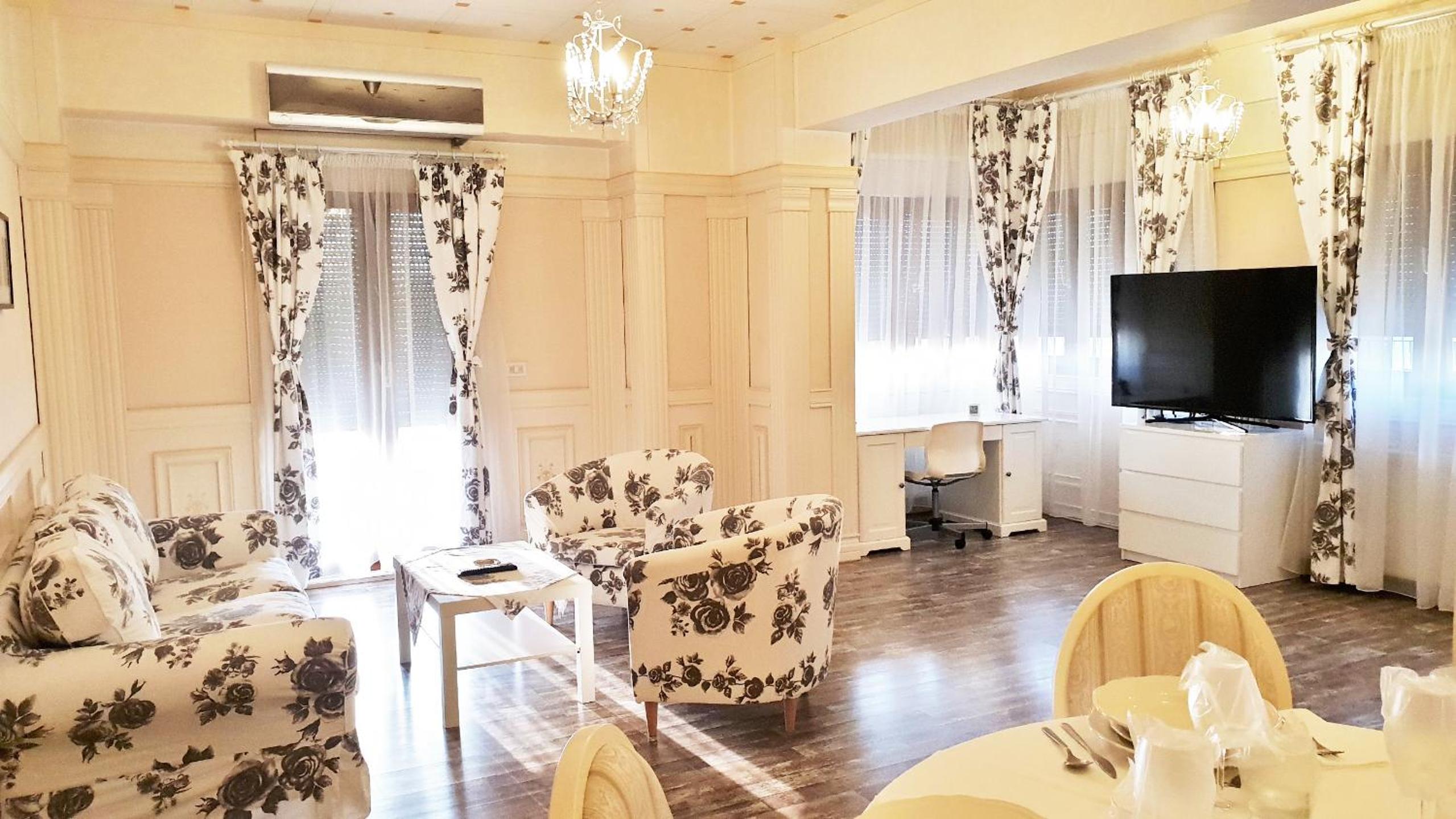 One-Bedroom Apartment - Photo 3
