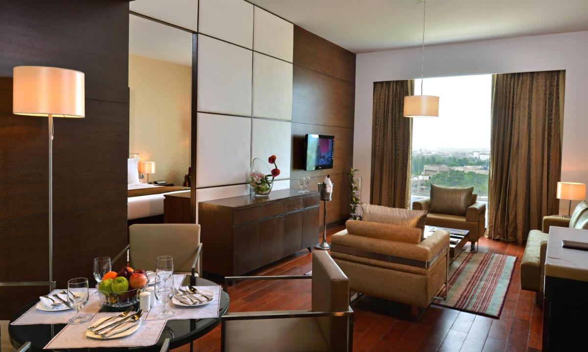 One-Bedroom King Suite with Kitchen