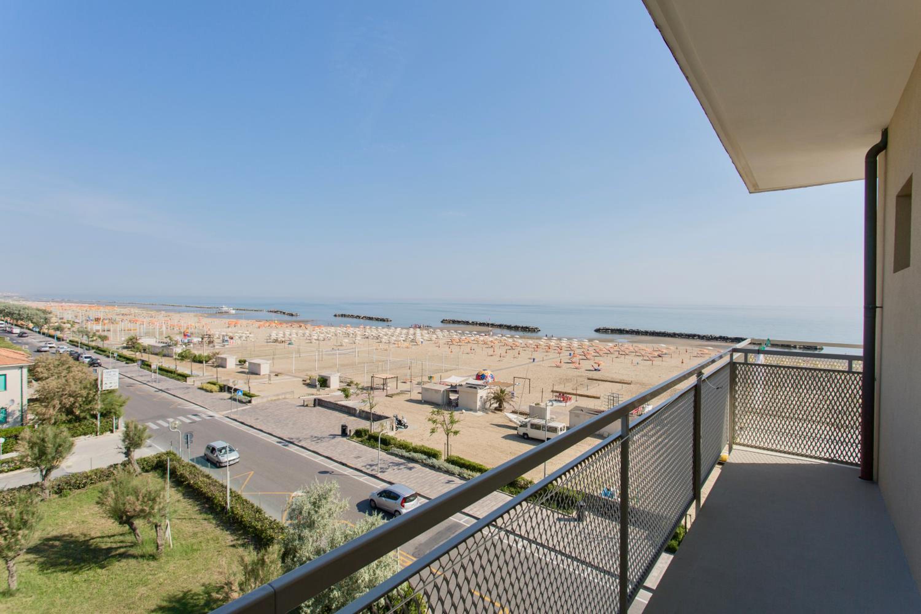 Double Room with Balcony and Front Sea View - Photo 5