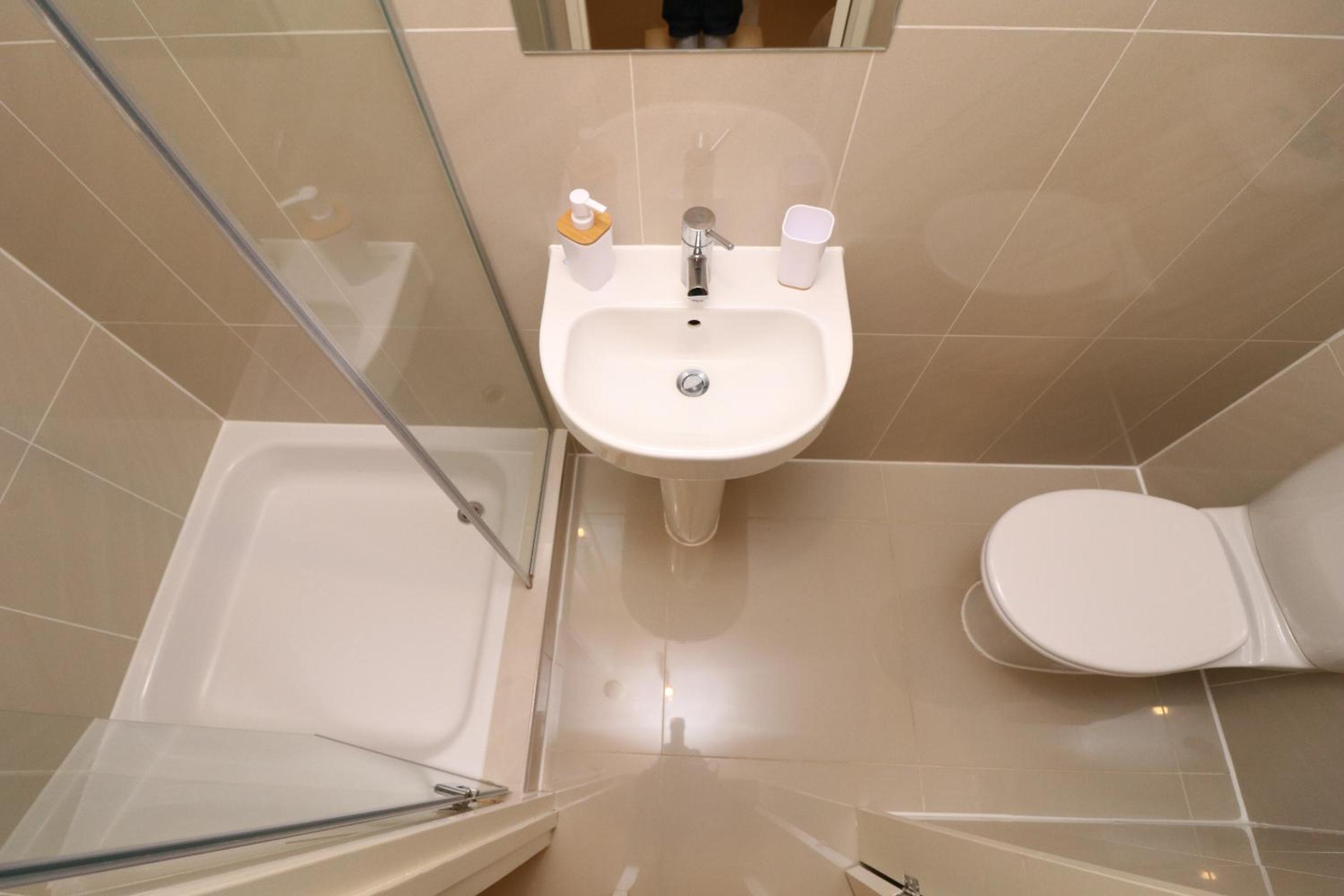 Twin Room with Bathroom - Photo 4