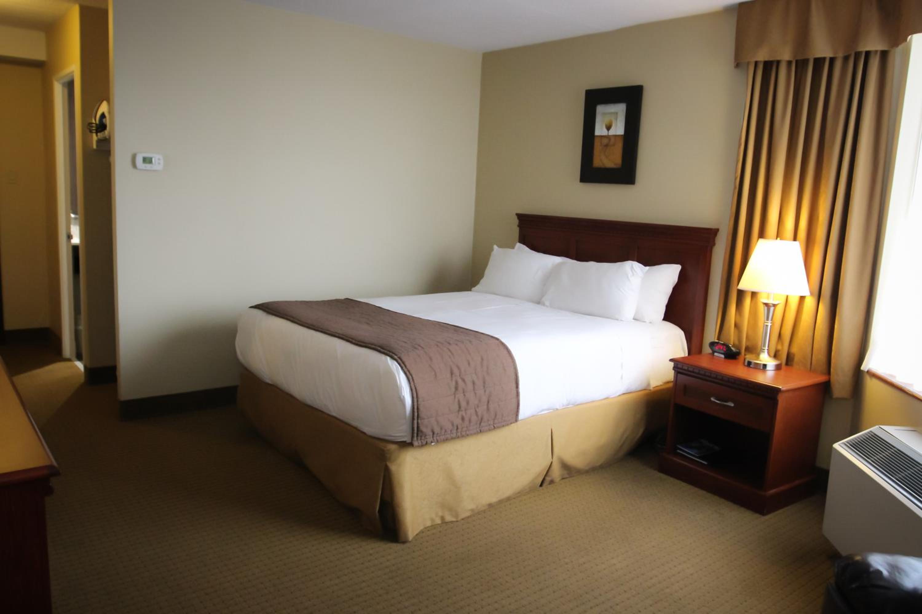 Queen Room thumbnail 5