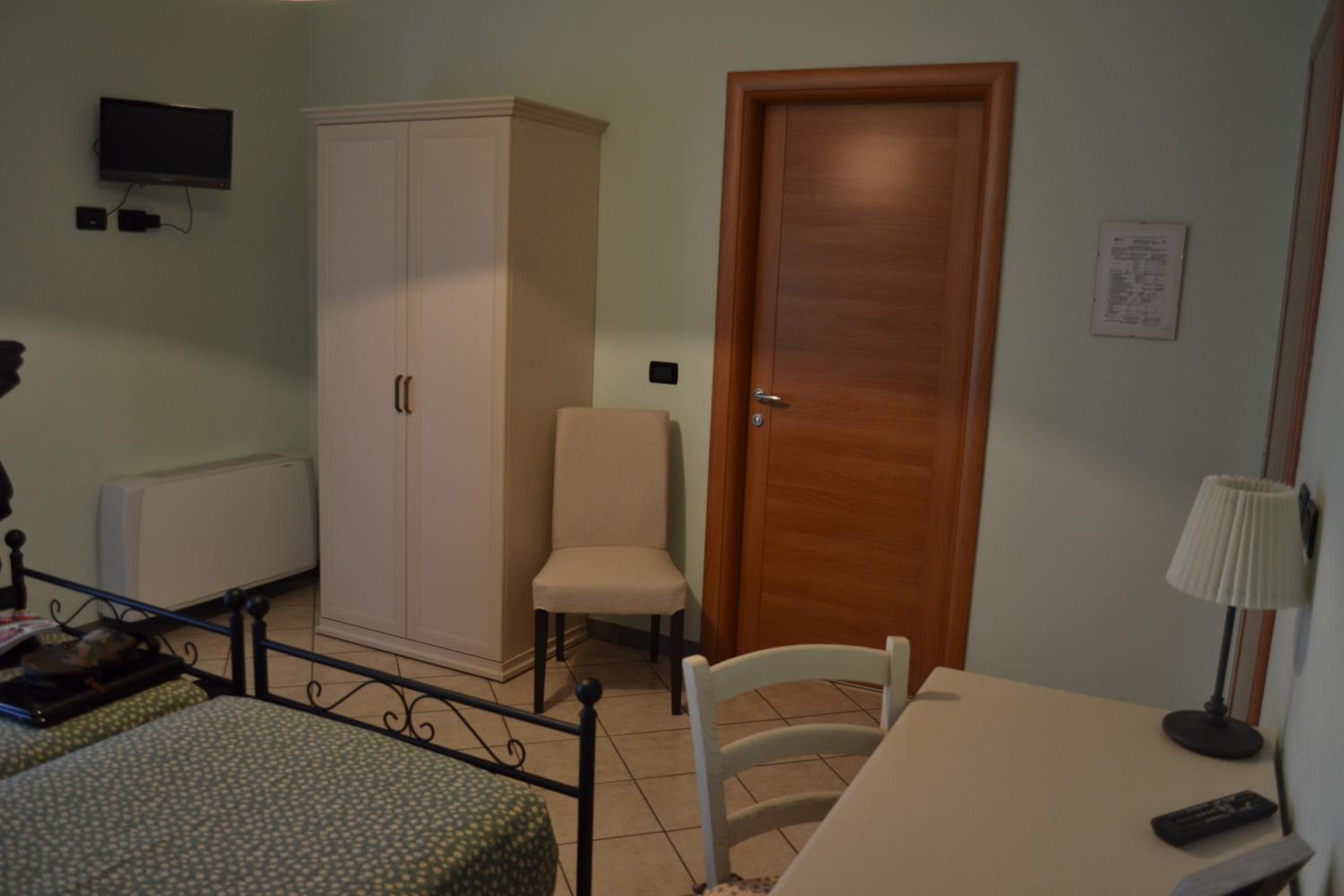Twin Room with Private Bathroom - Photo 9