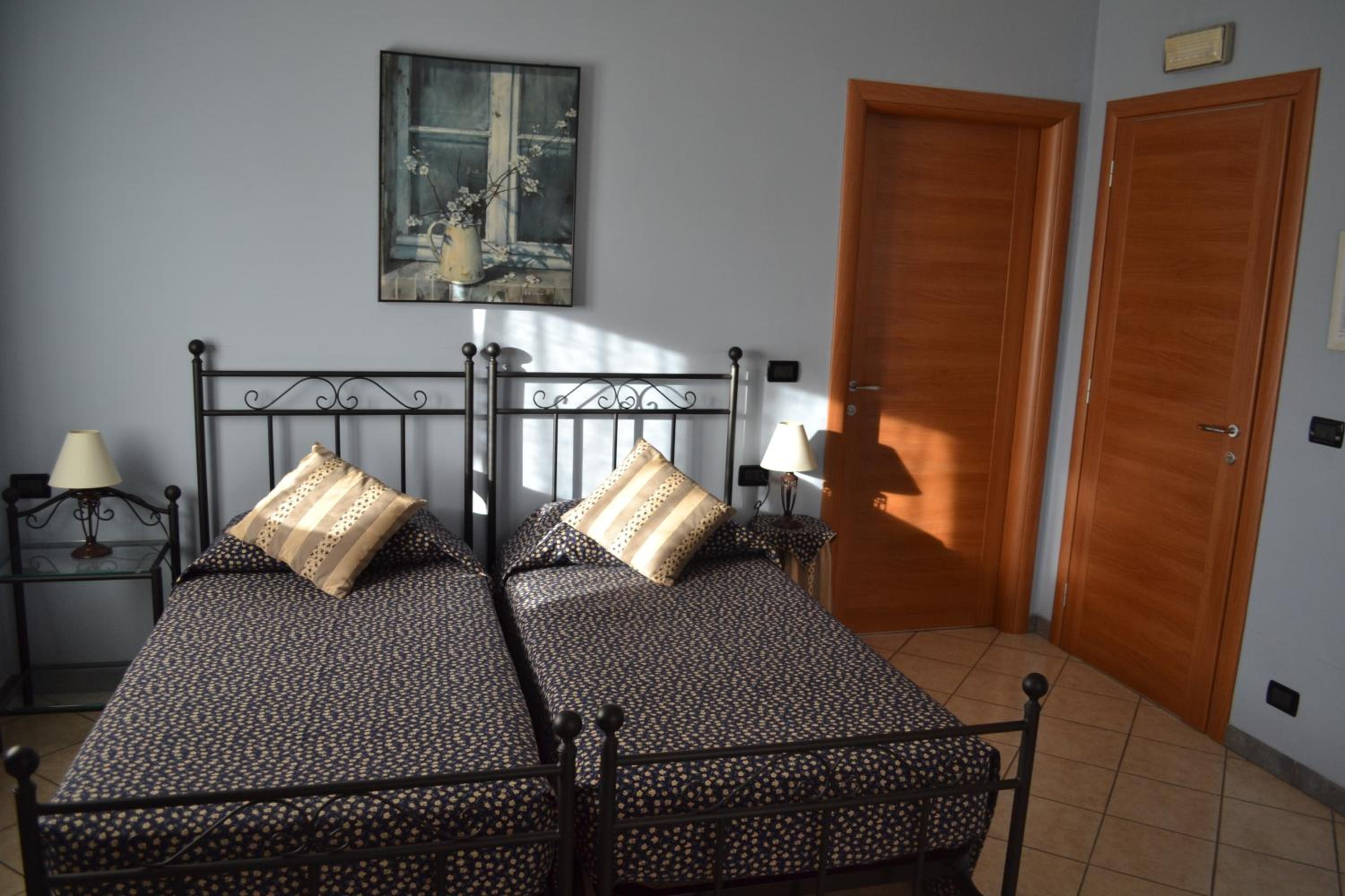 Twin Room with Private Bathroom - Photo 5