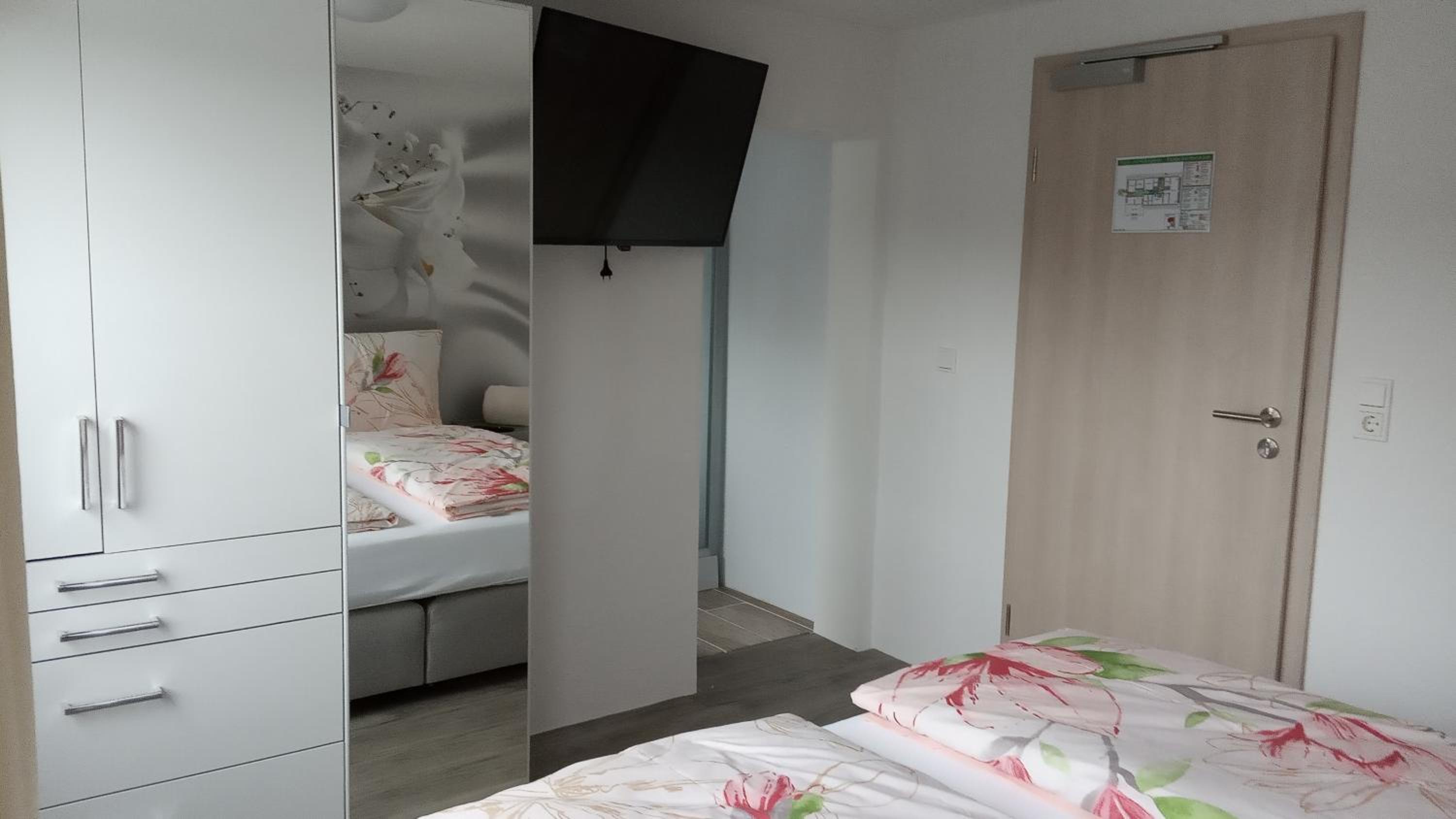 Standard Double Room - Photo 3