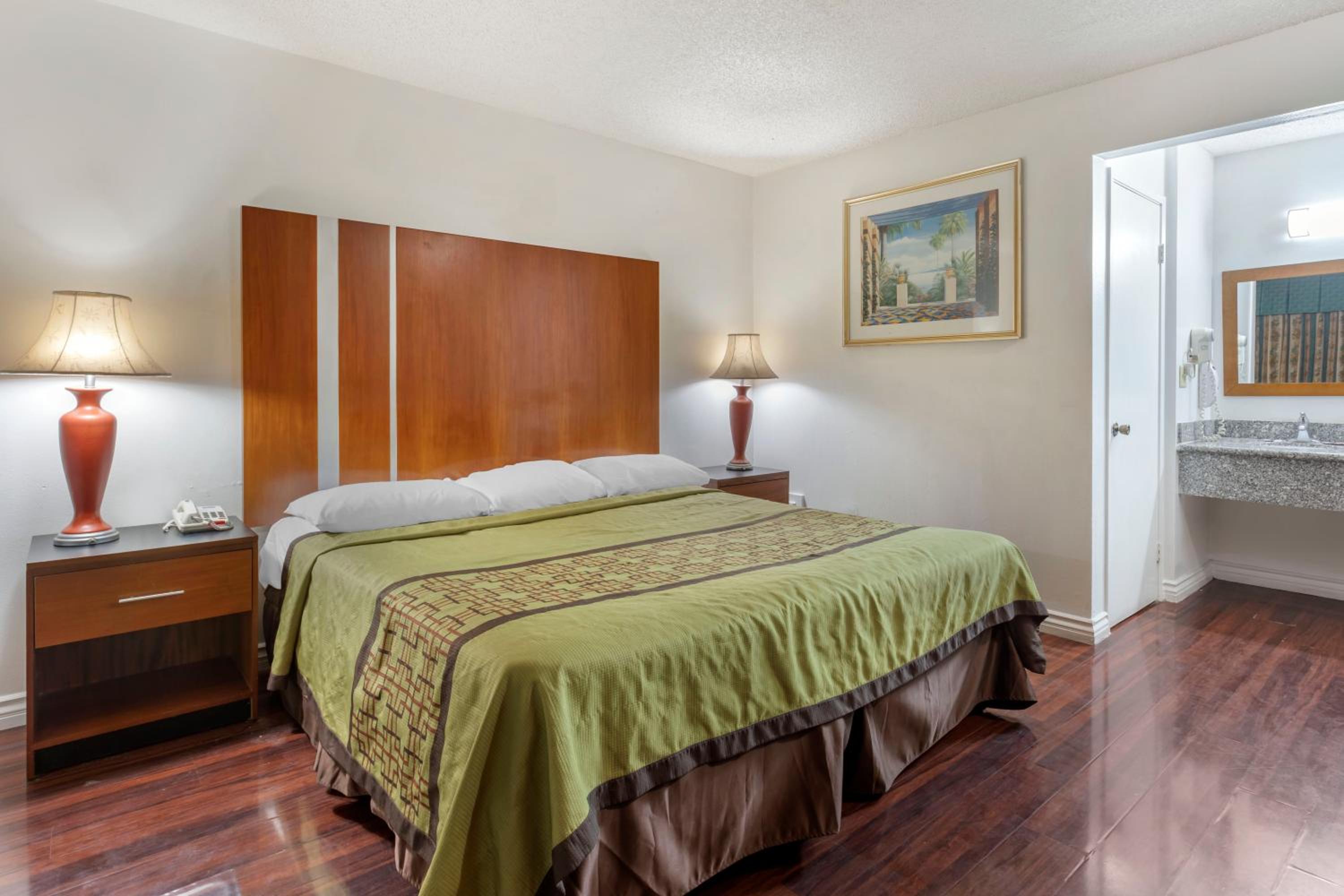 King Room - Non-Smoking photo 1