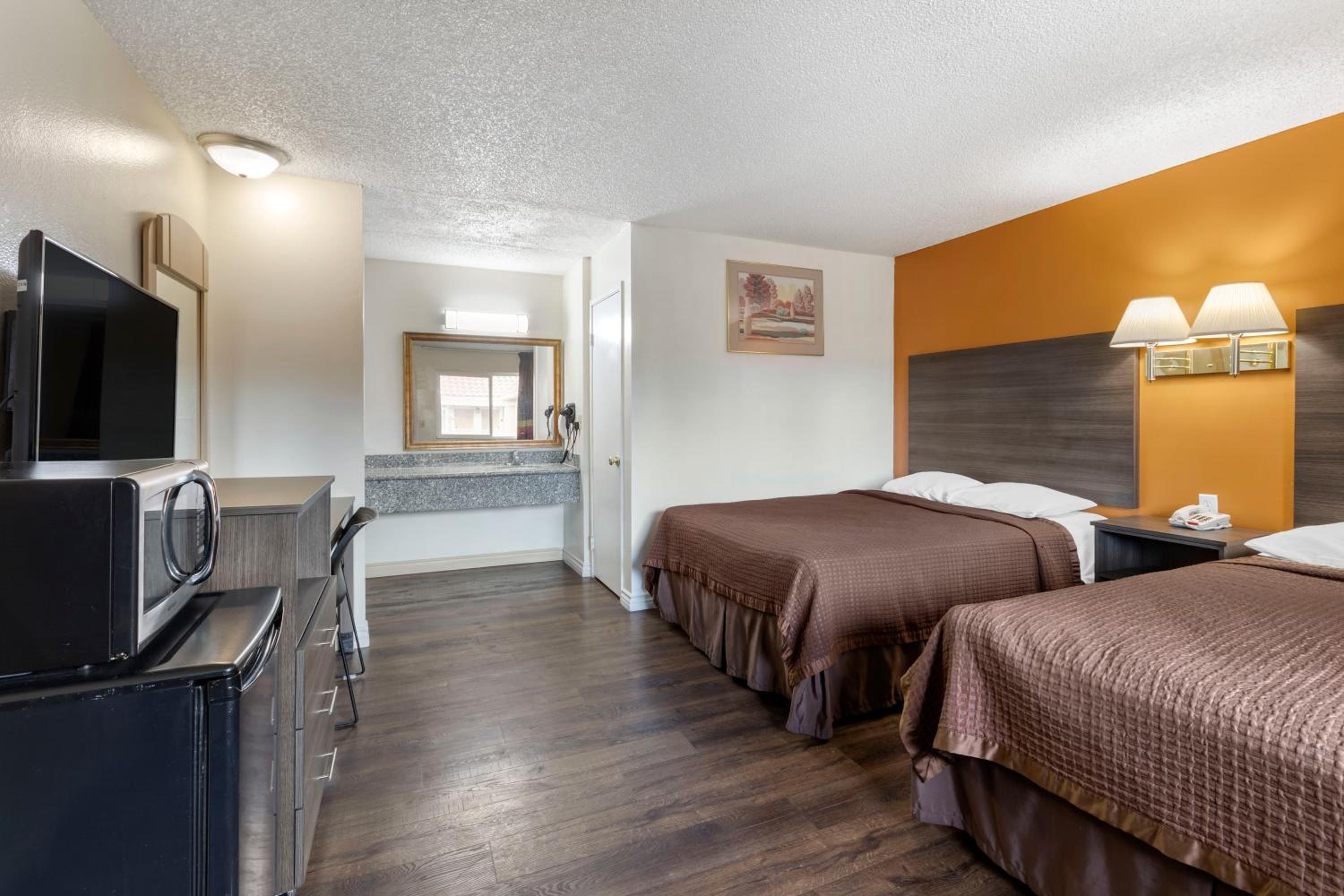 Queen Room With Two Queen Beds - Smoking photo 1
