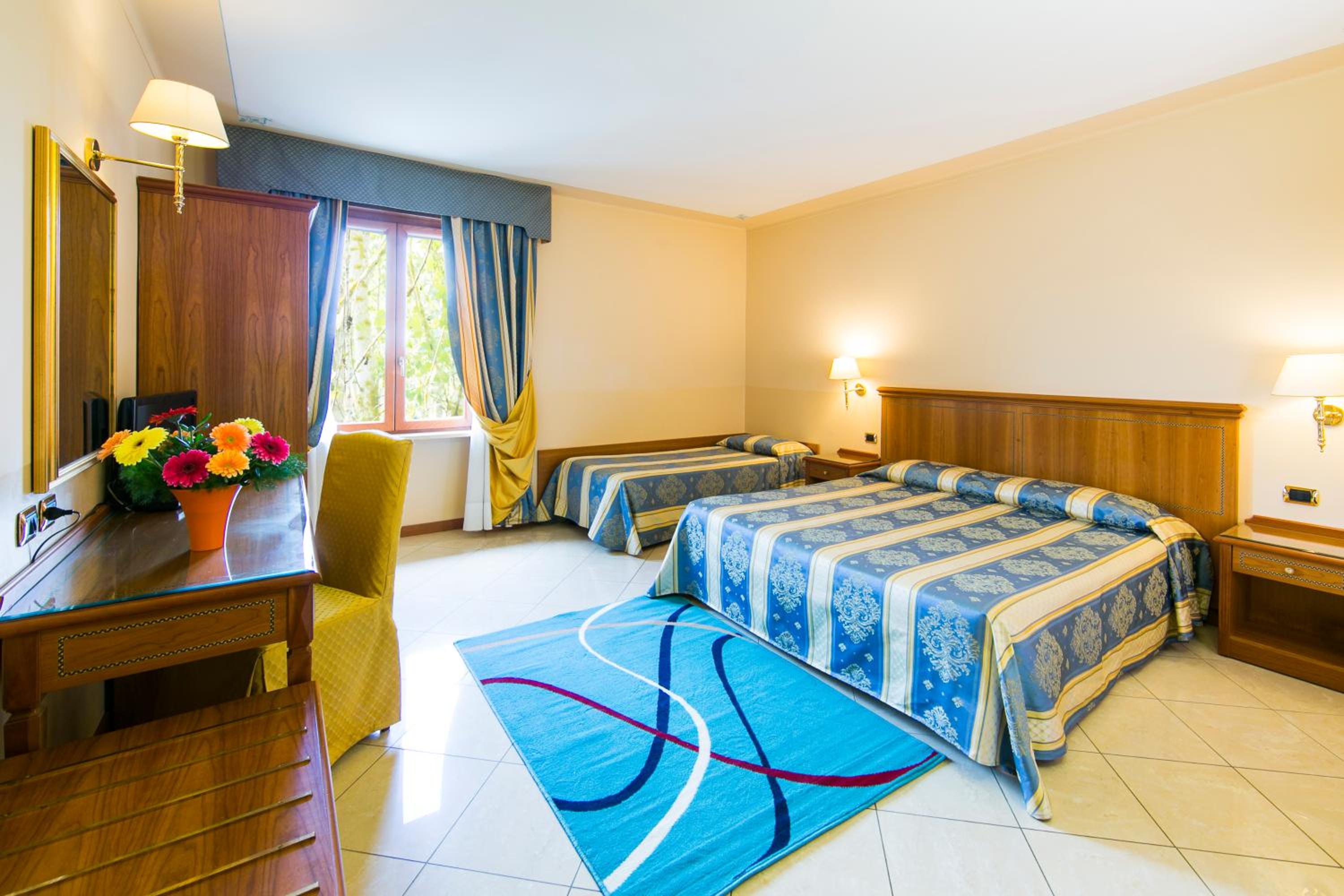 Economy Triple Room - Photo 2