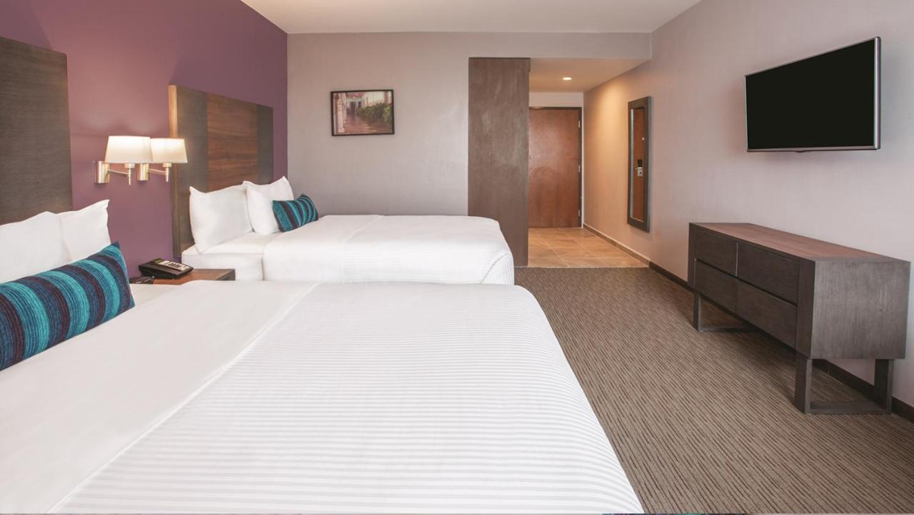 Queen Room with Two Queen Beds photo 1