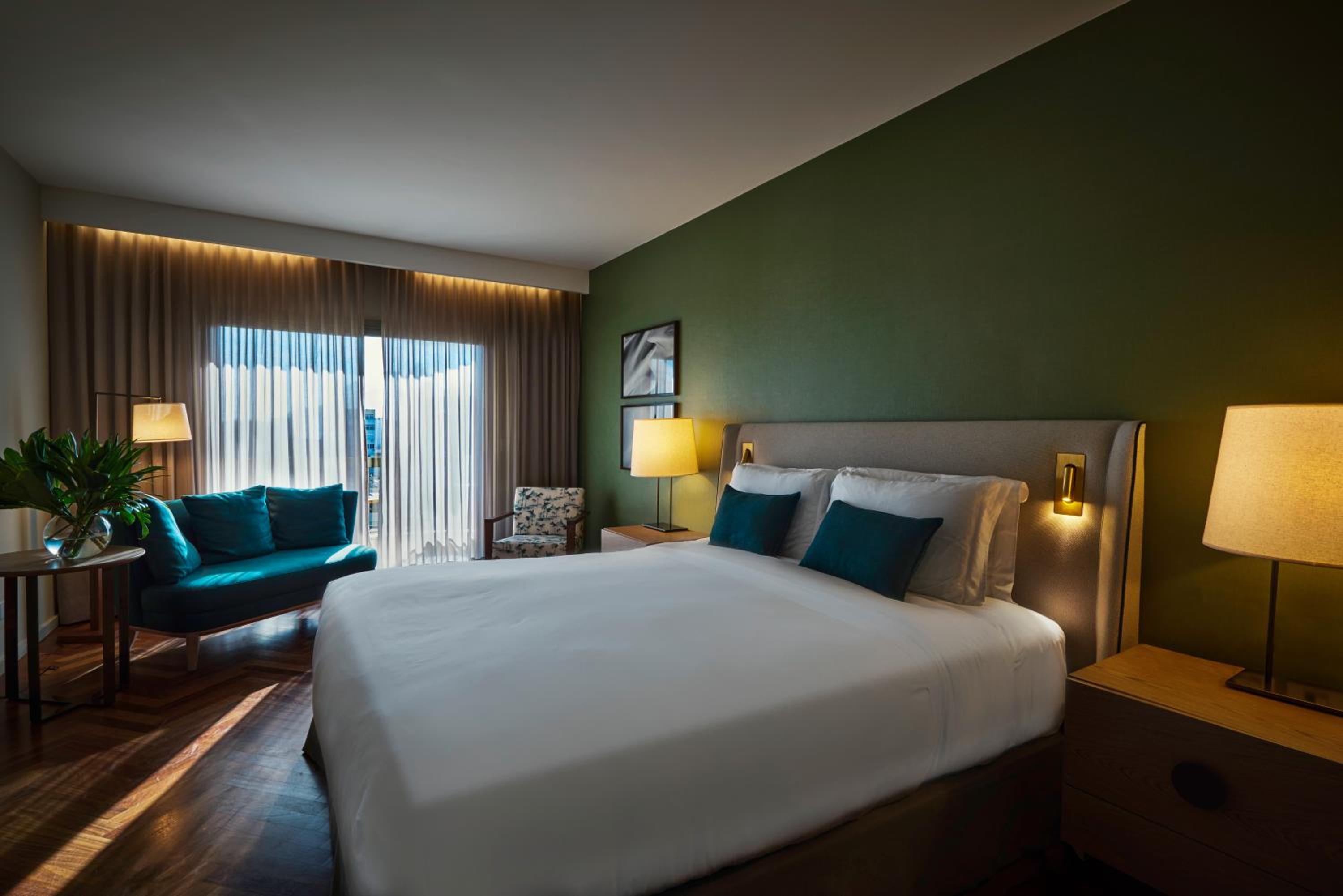Deluxe King Room with City View