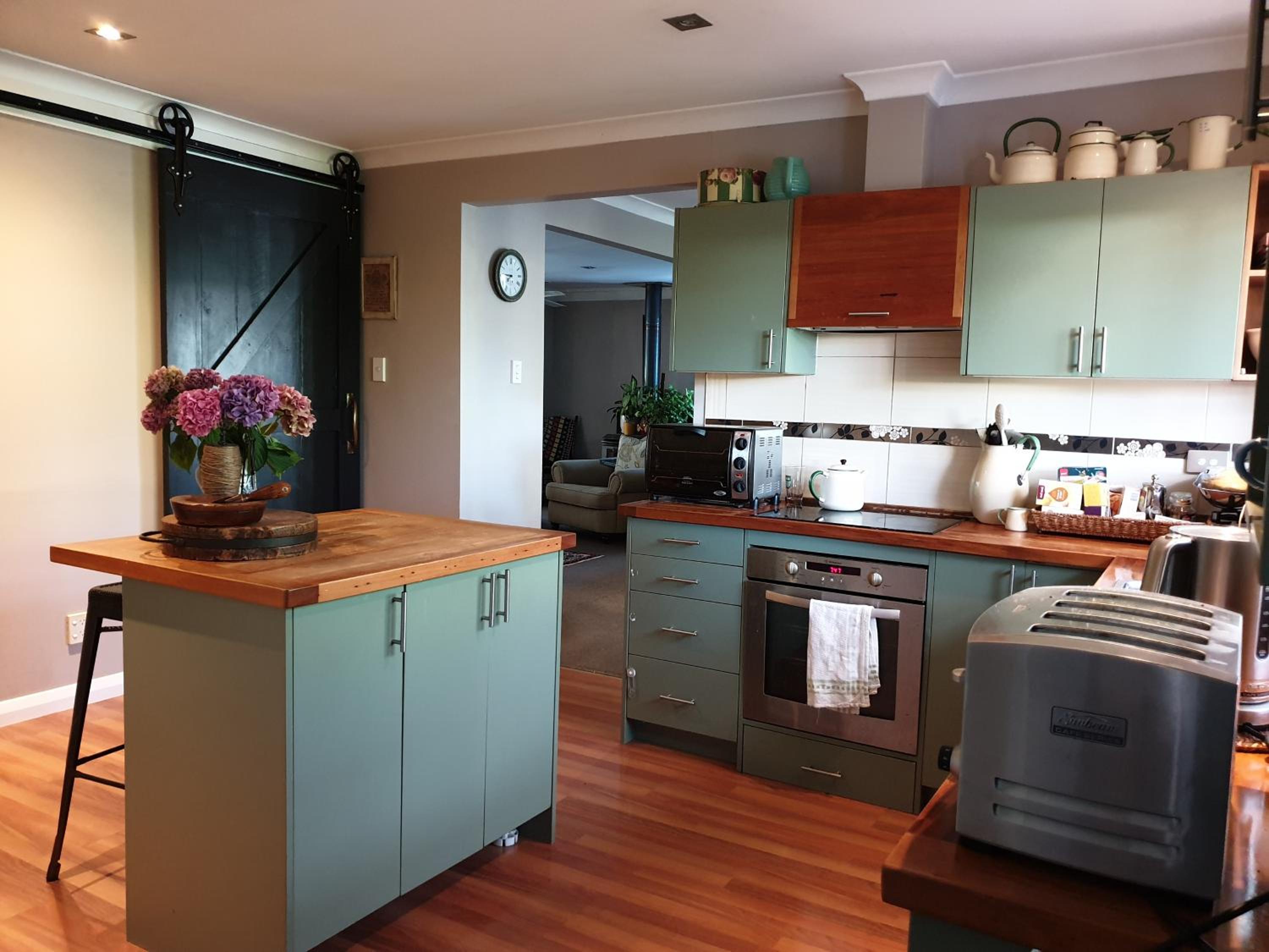 Deluxe King Room - Photo 9
