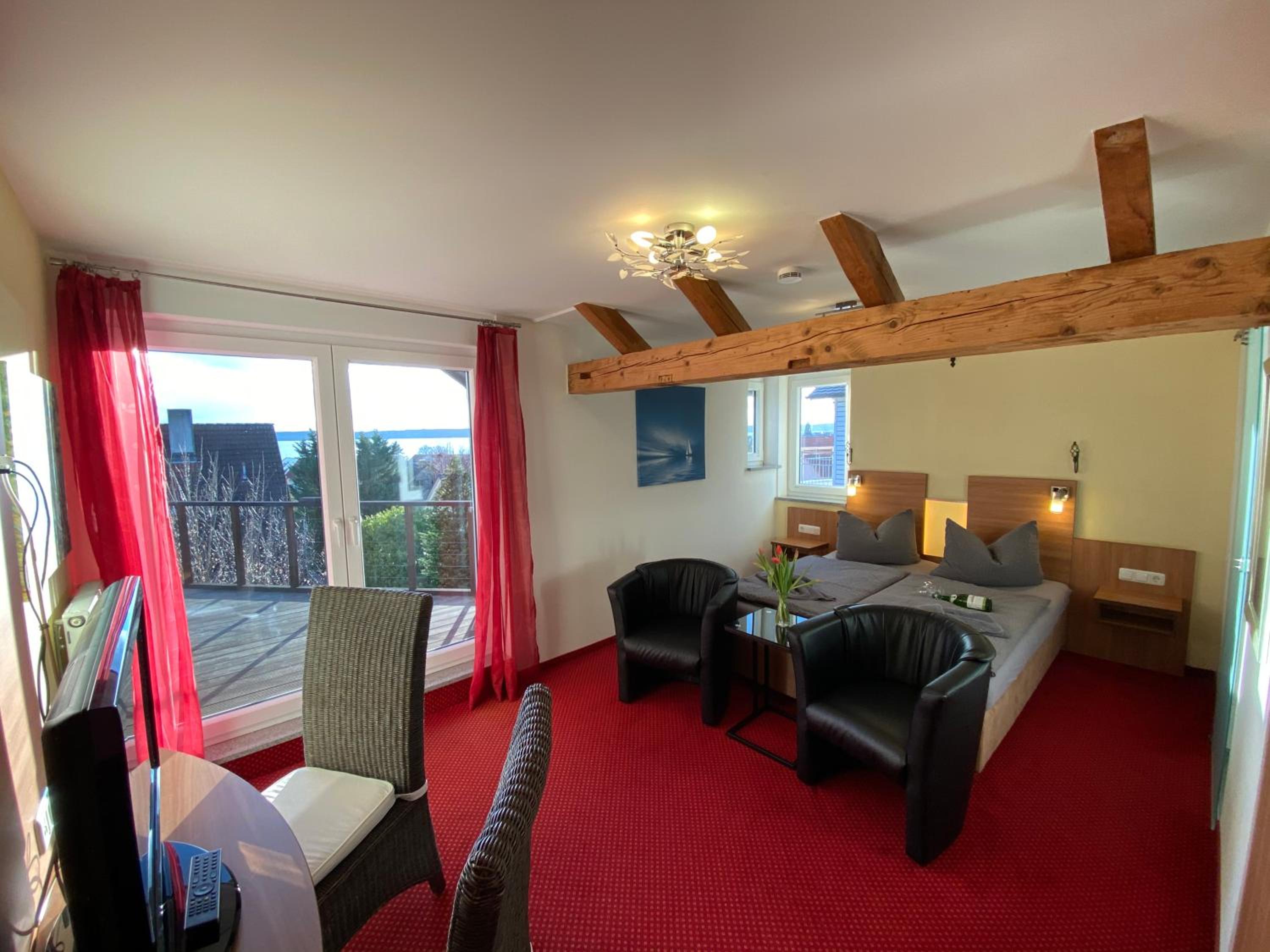 Double Room with Extra Bed, Balcony and Lake View  - Photo 1