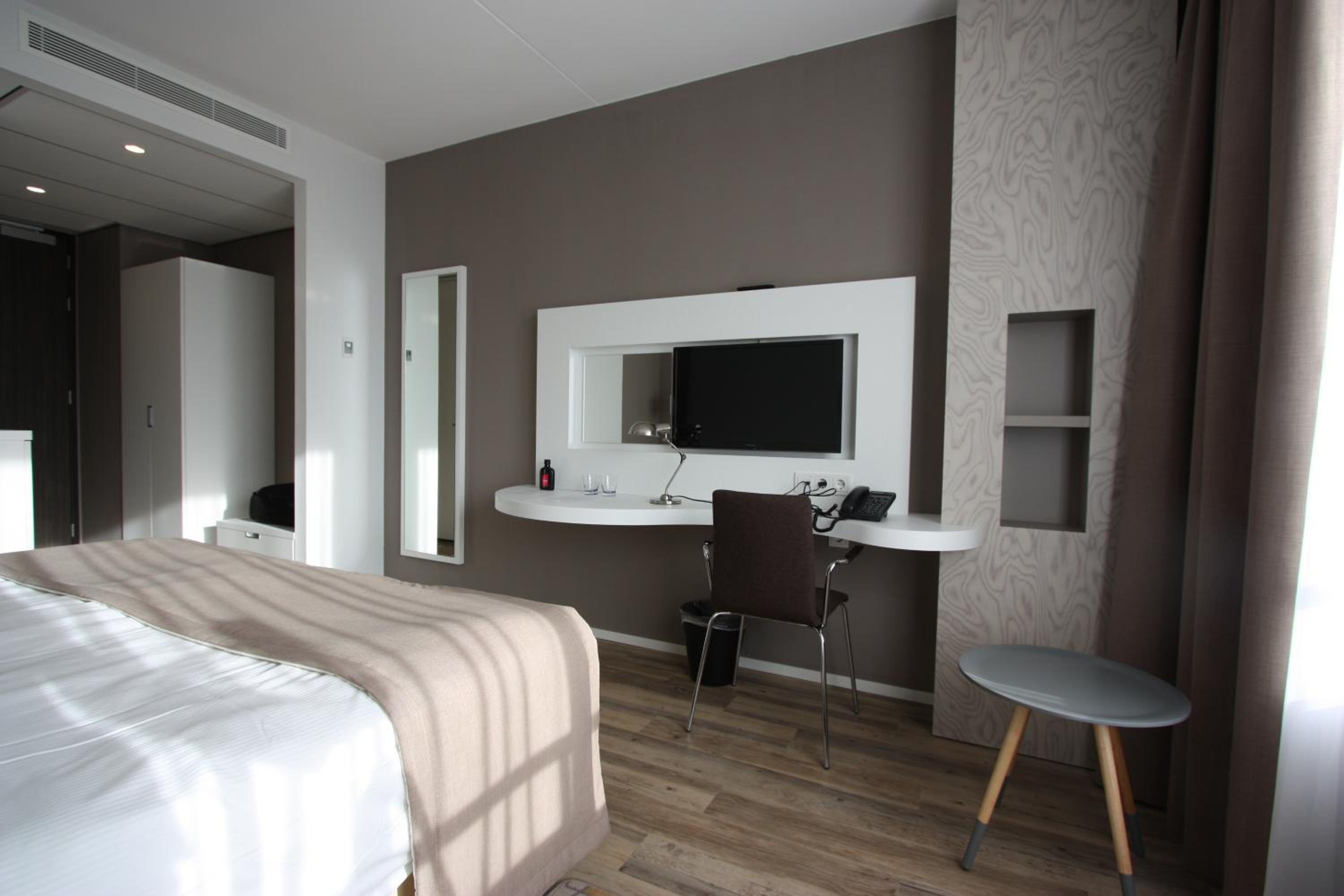 Deluxe Double Room with Shower - Photo 4