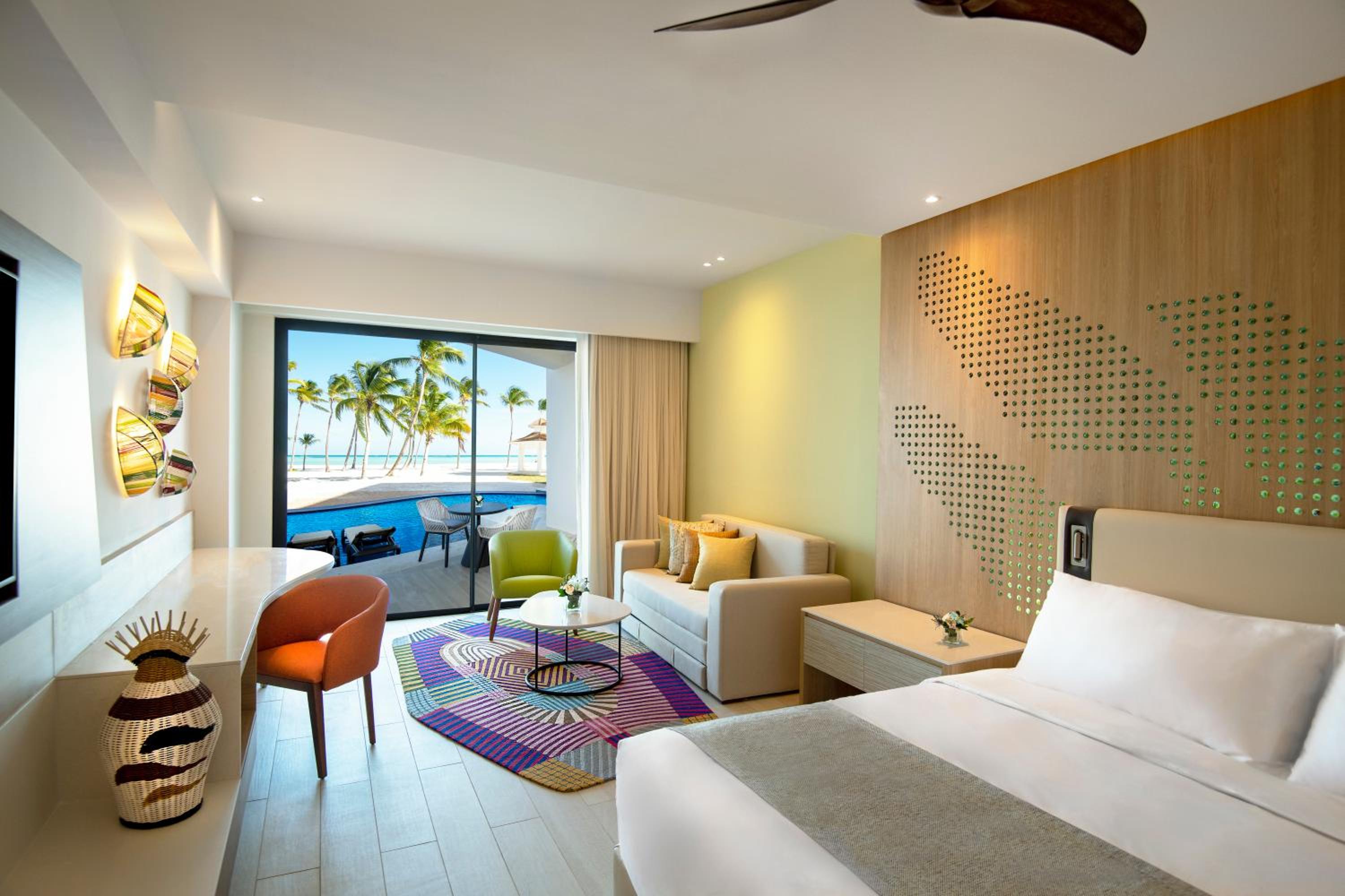 Oceanfront Swim-Up Club Junior Suite (Adults Only)
