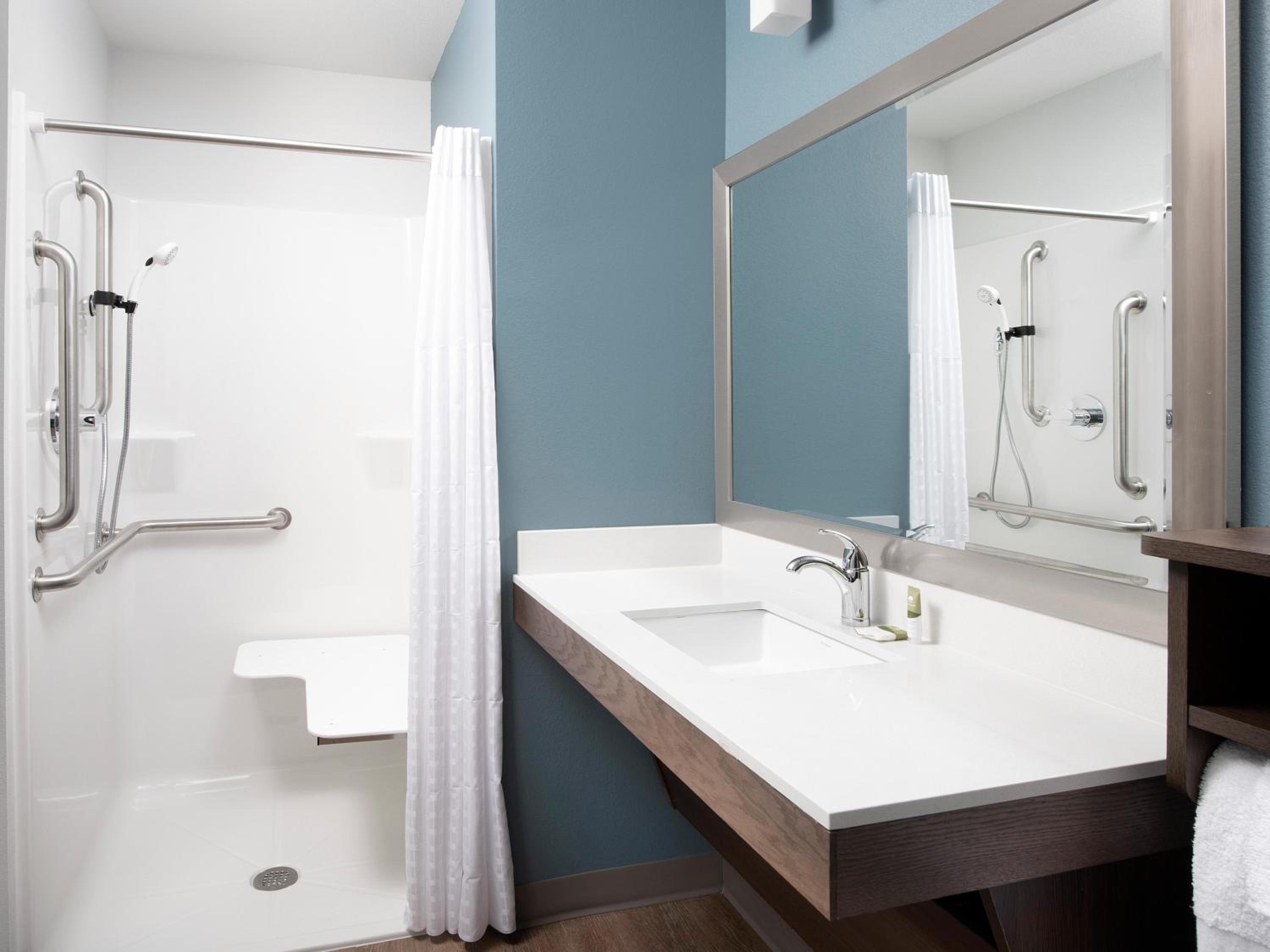 Queen Room  with Roll-In Shower - Disability Access/Non-Smoking photo 3
