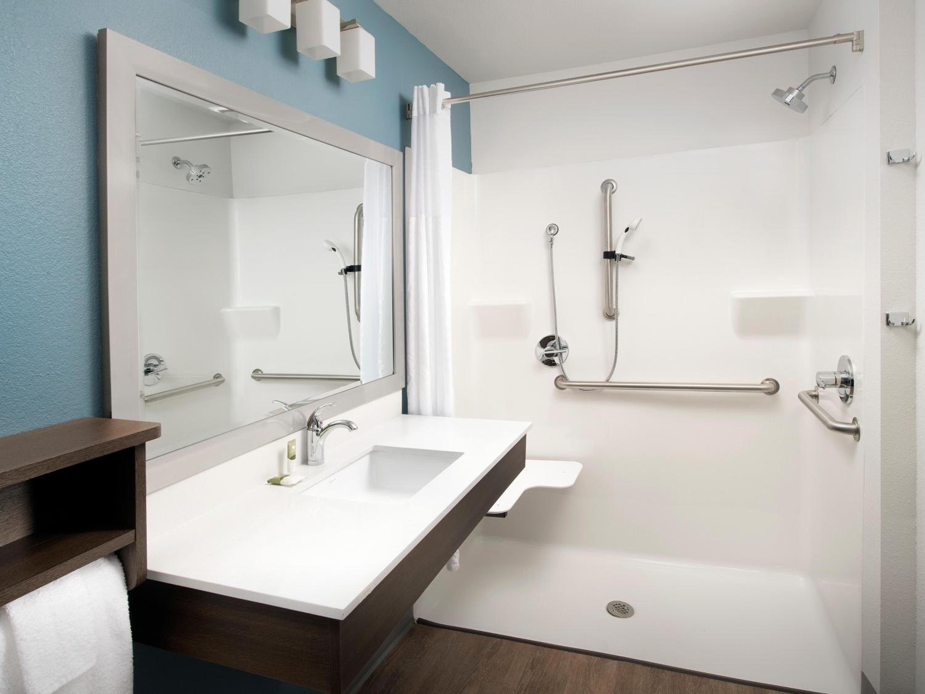 Queen Room  with Roll-In Shower - Disability Access/Non-Smoking photo 2