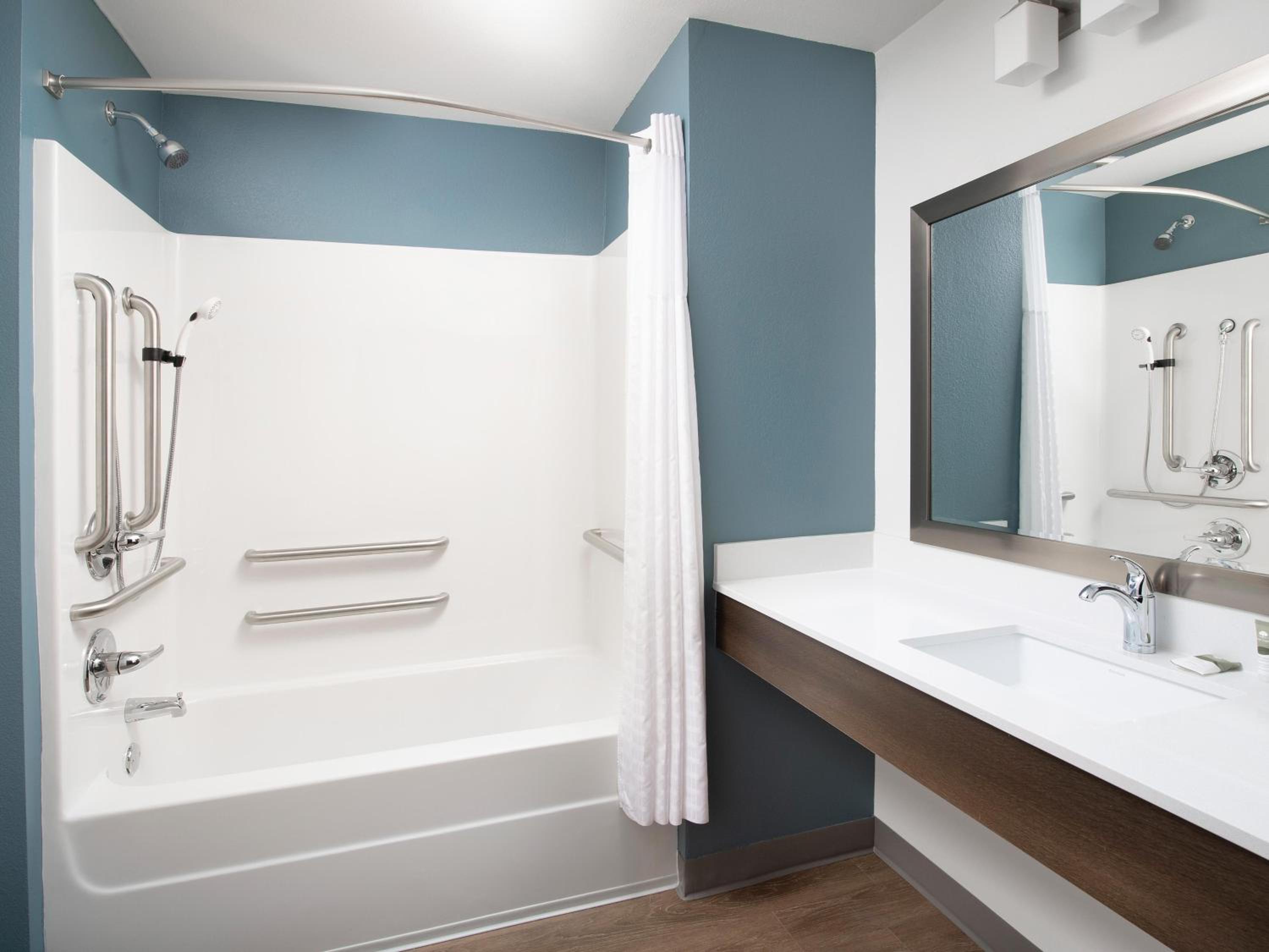 Queen Room  with Tub - Disability Access/Non-Smoking photo 2