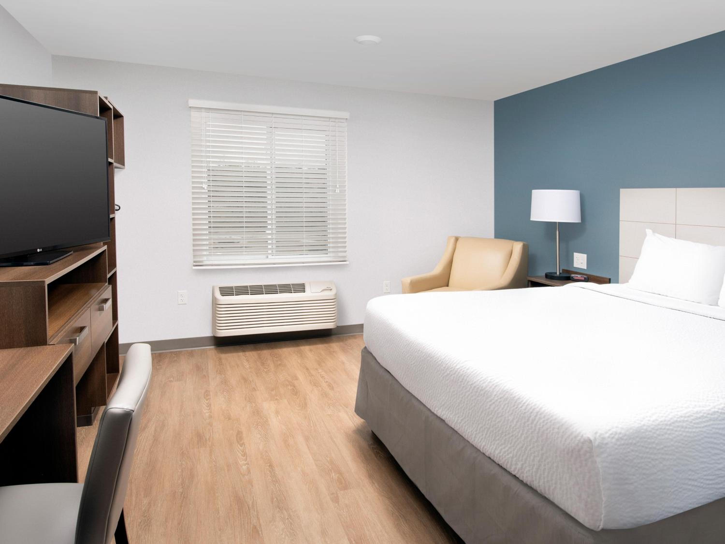 Queen Room  with Tub - Disability Access/Non-Smoking photo 3