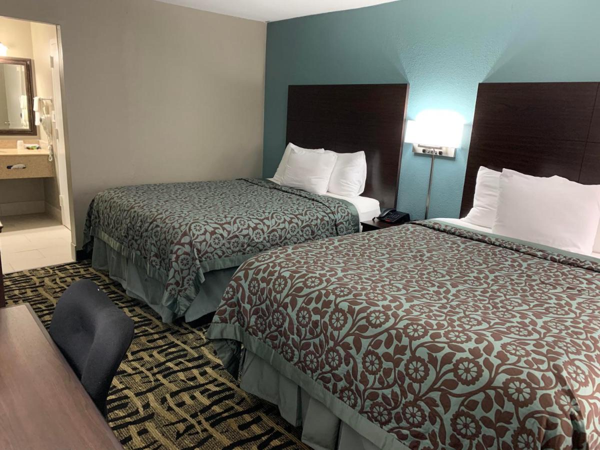 Queen Room with Two Queen Beds - Non-Smoking photo 2
