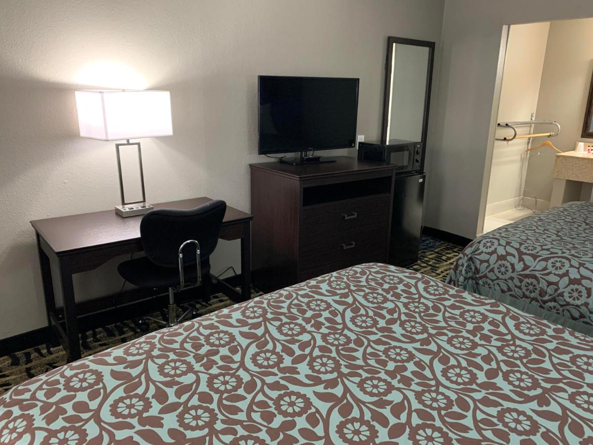 Queen Room with Two Queen Beds - Non-Smoking photo 3