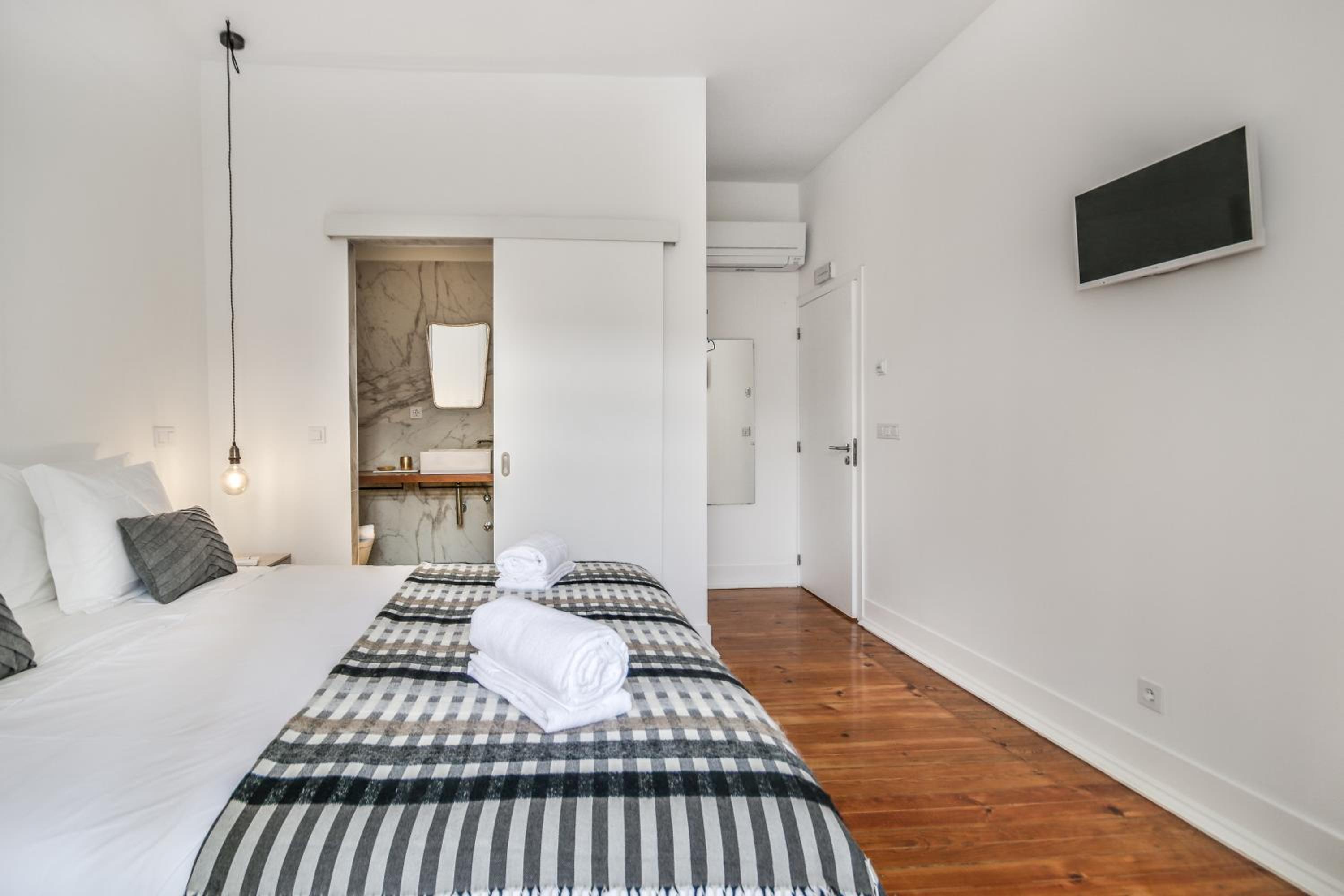 Superior Double or Twin Room with Pool View - Photo 11