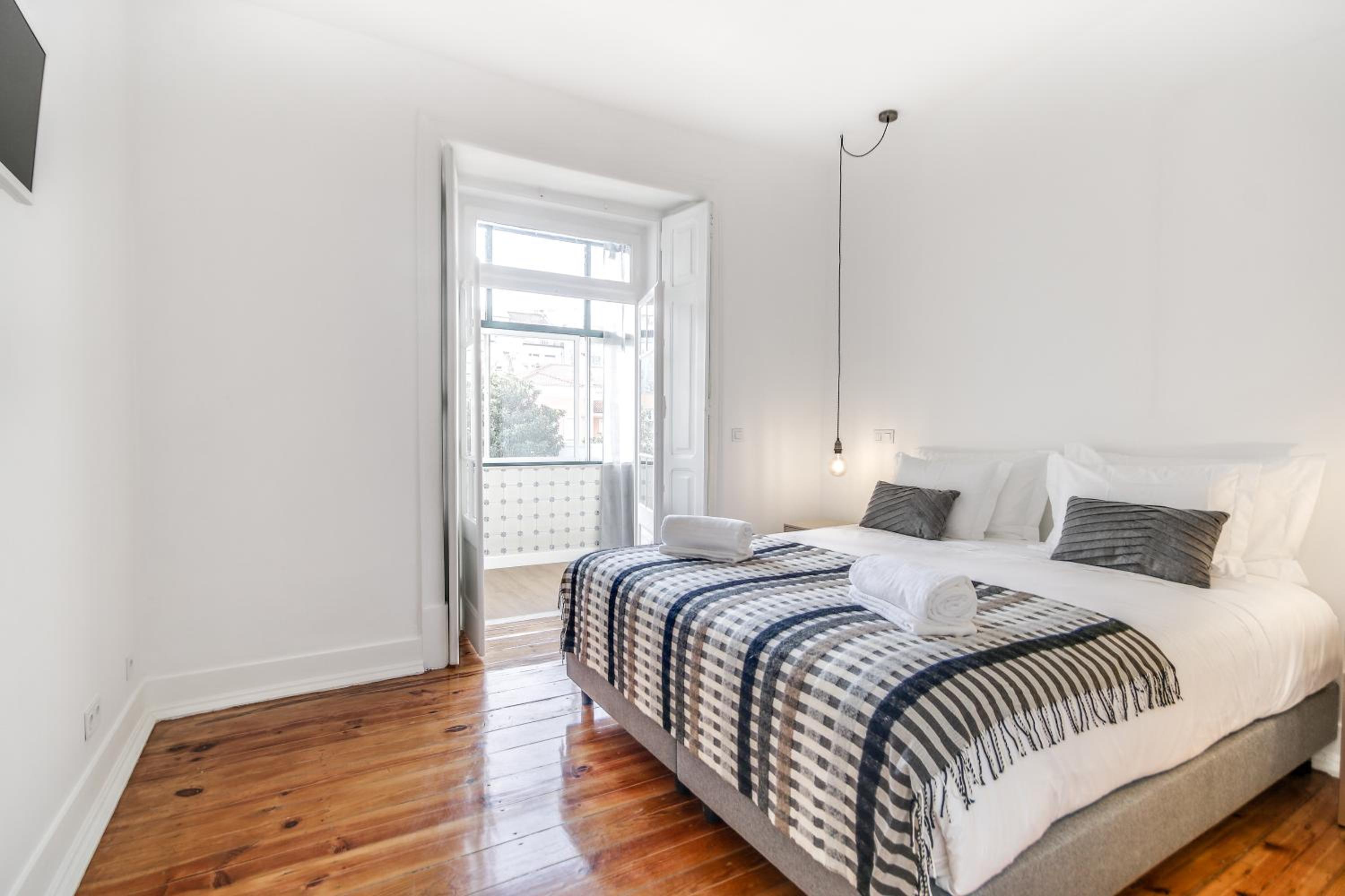 Superior Double or Twin Room with Pool View - Photo 9