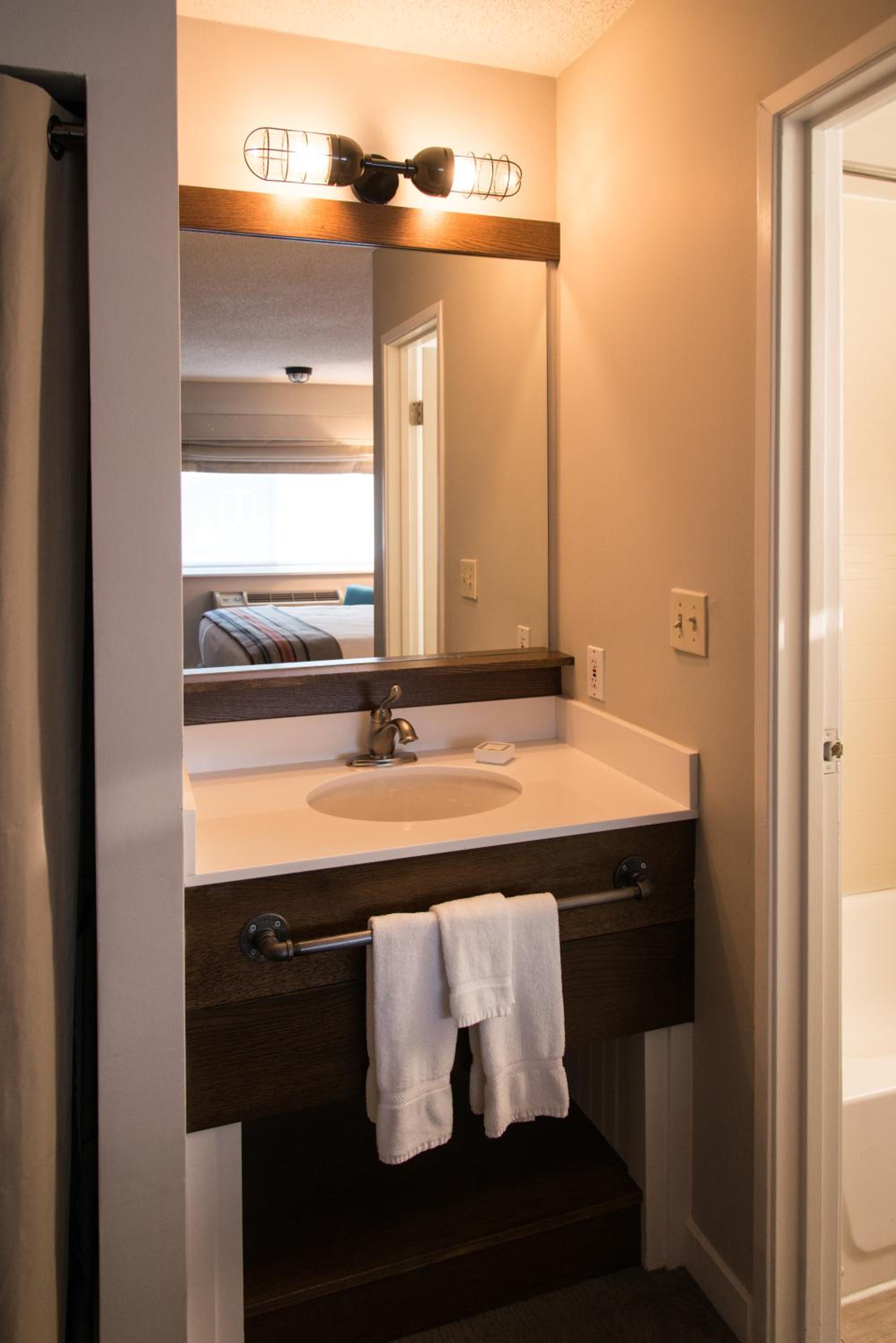 Deluxe King Room - Non-Smoking - Photo 3