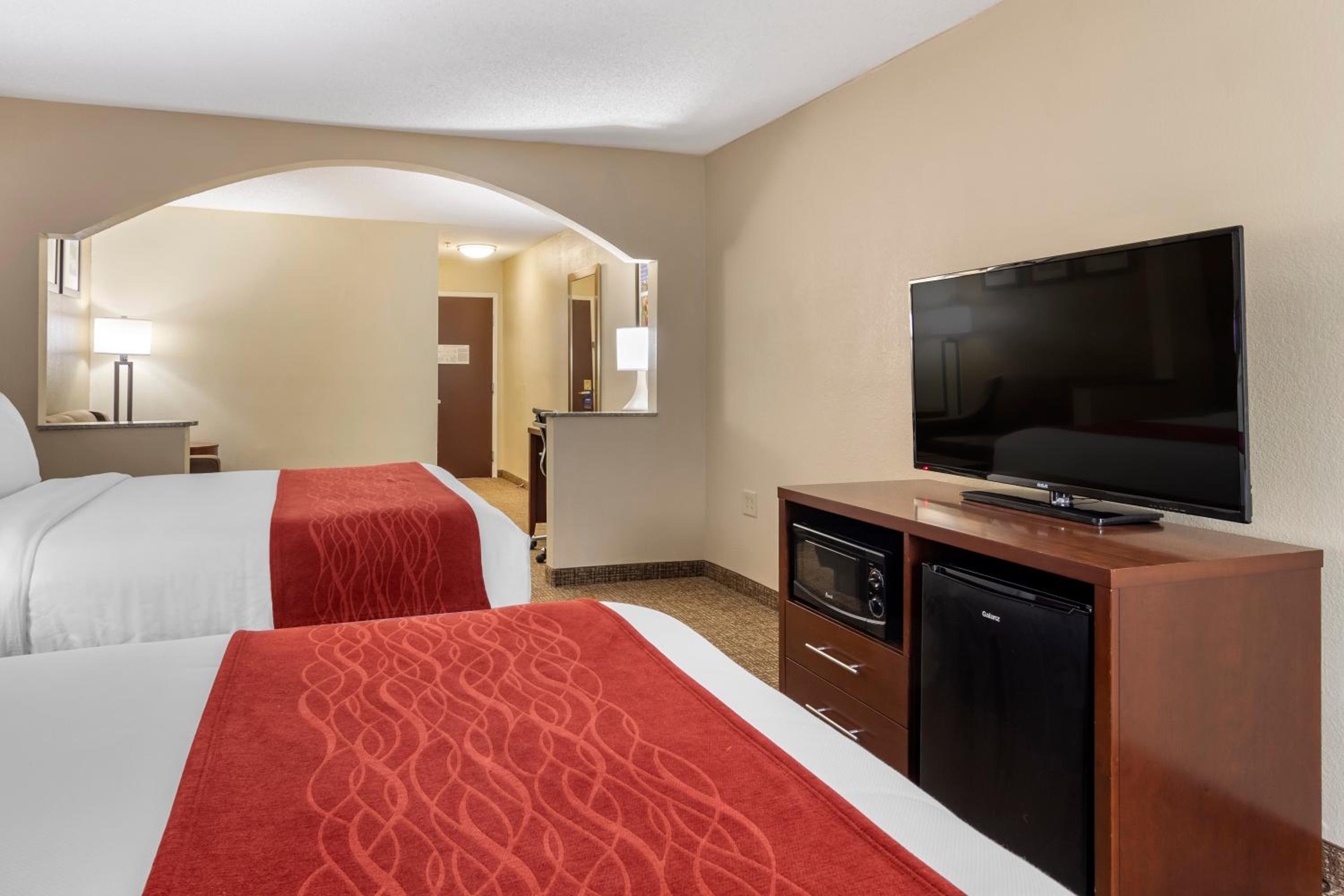 Queen Room with Two Queen Beds - Non-Smoking - Photo 1