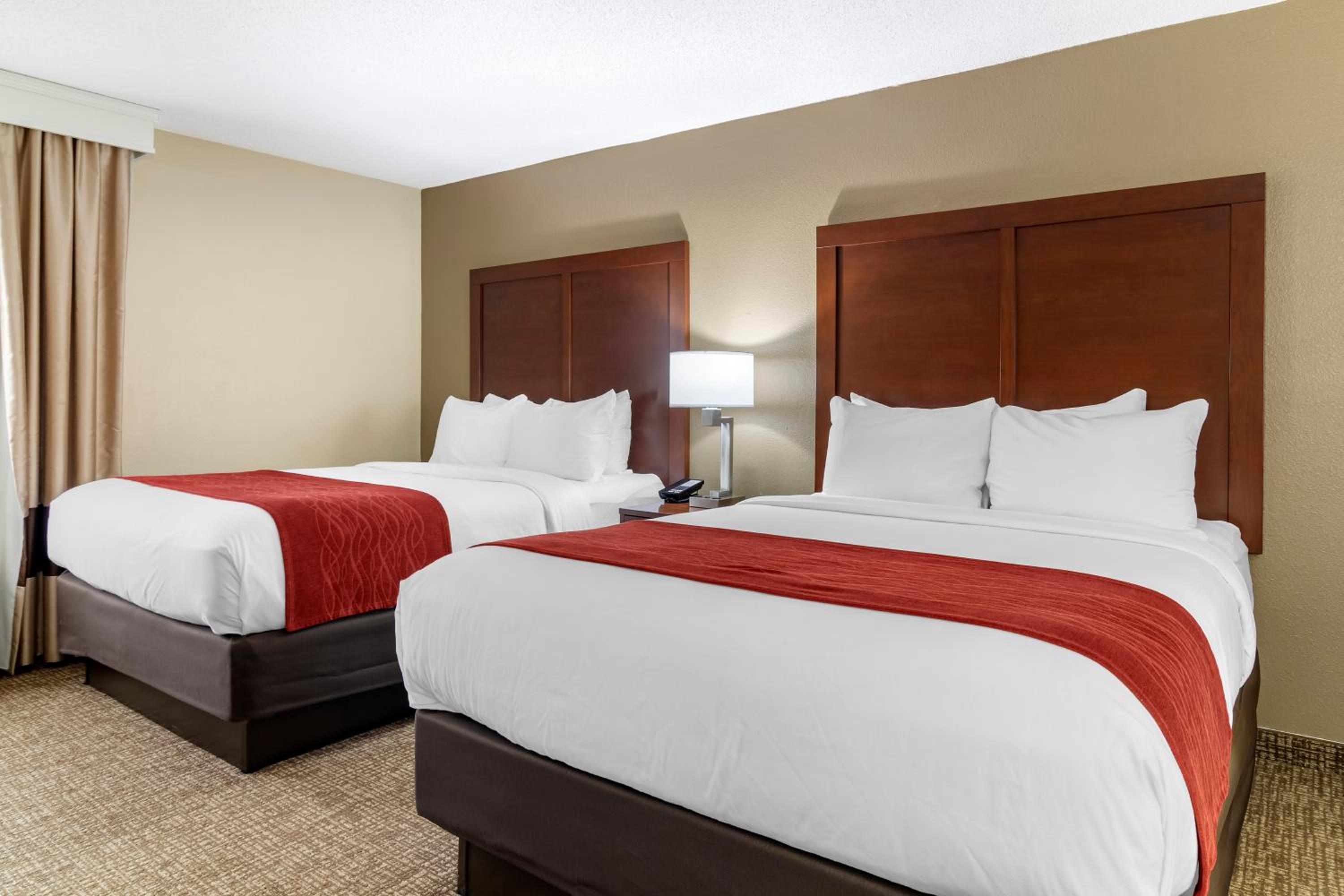 Queen Room with Two Queen Beds - Non-Smoking - Photo 2