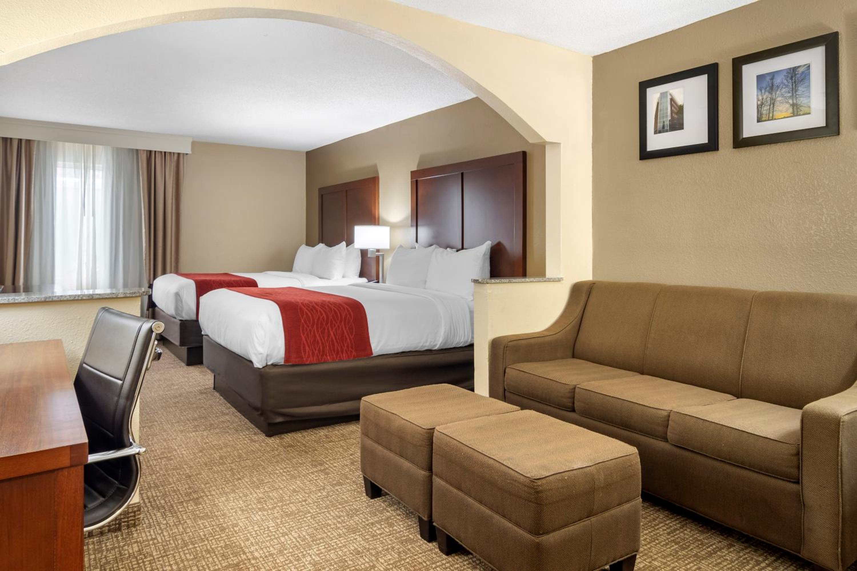 Queen Room with Two Queen Beds - Non-Smoking - Photo 4