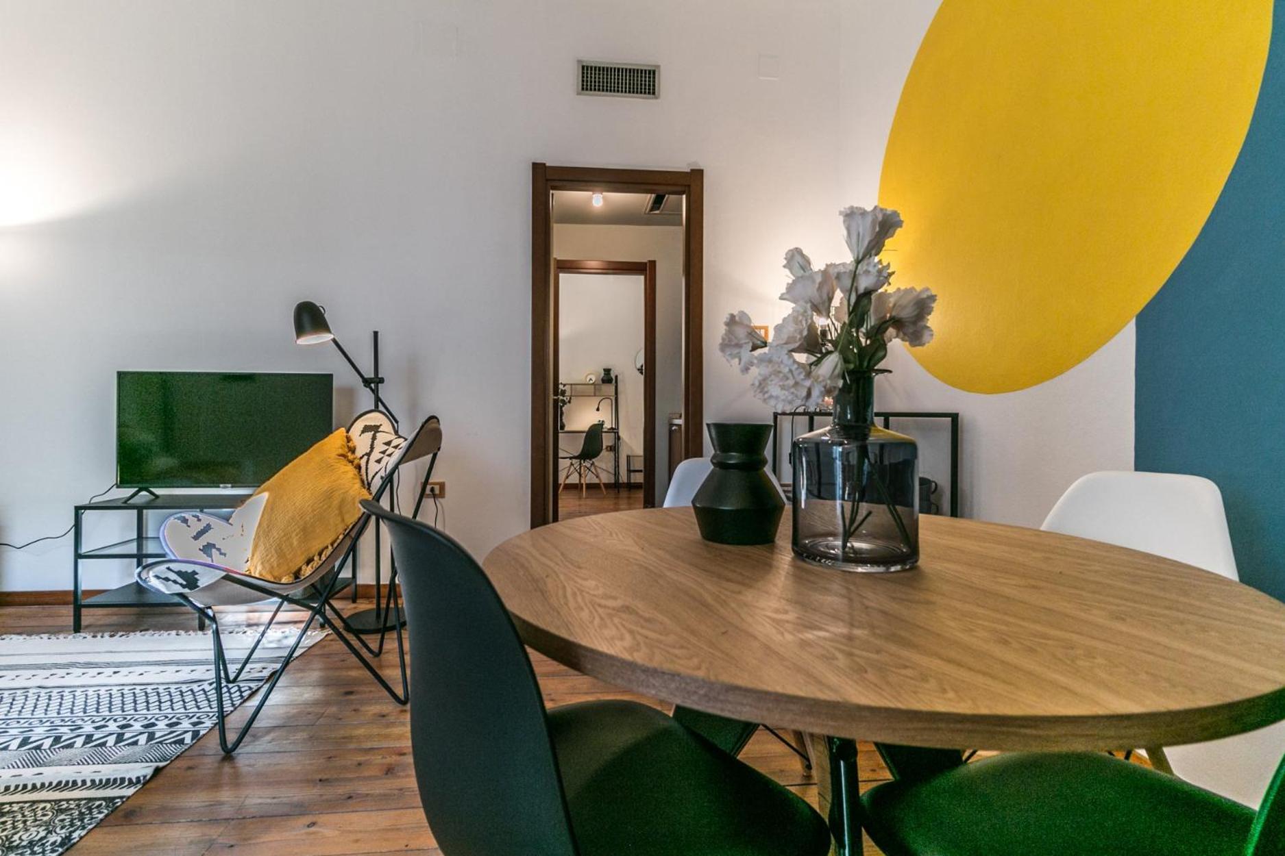 One-Bedroom Apartment - Photo 2
