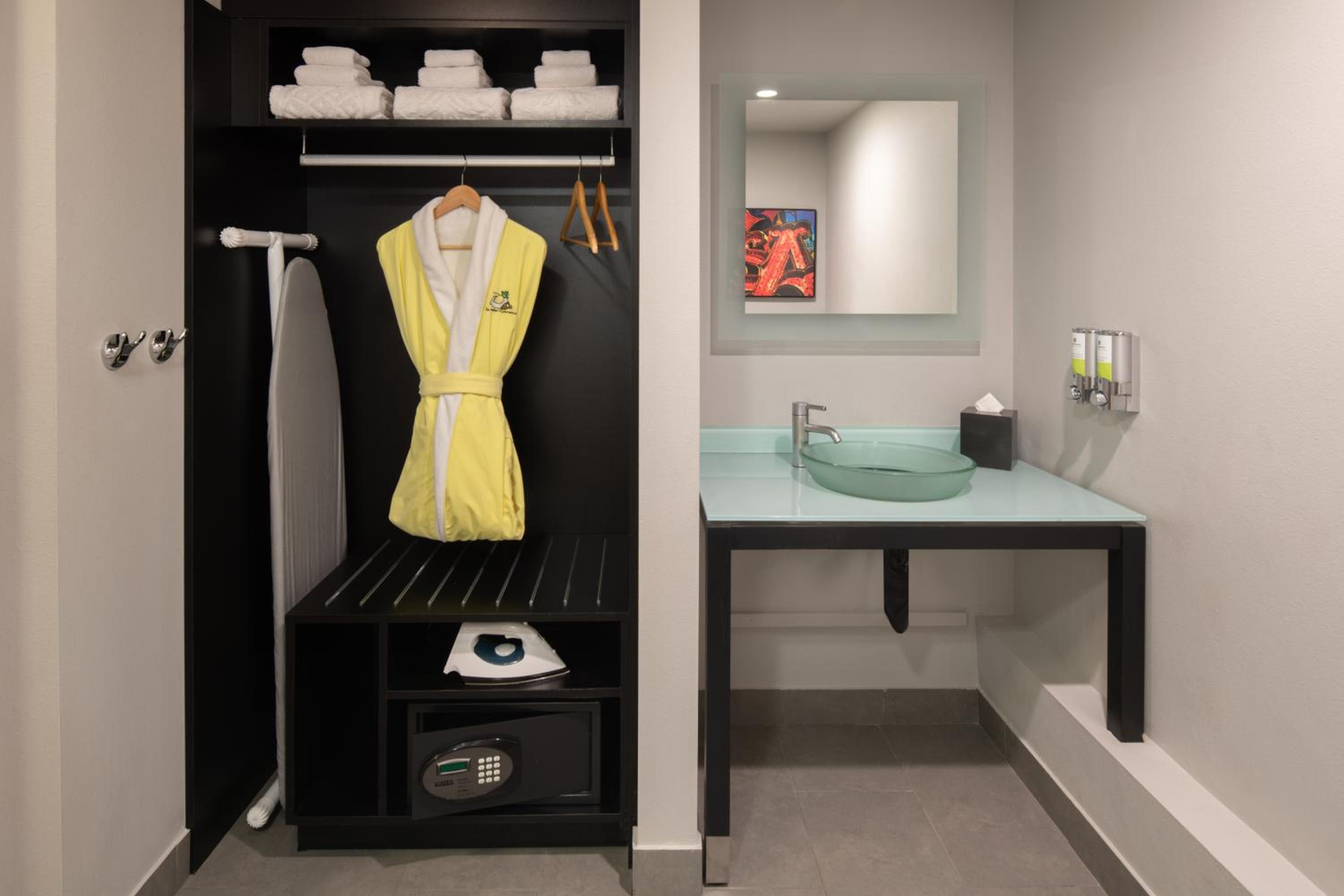 Urban Queen Mobility Accessible w/Roll-in Shower - Photo 2