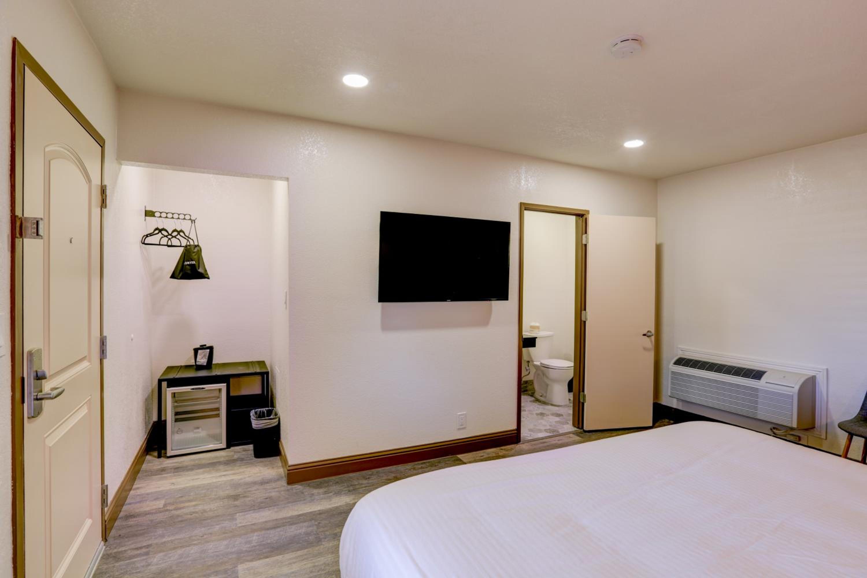 Deluxe King Room photo 3