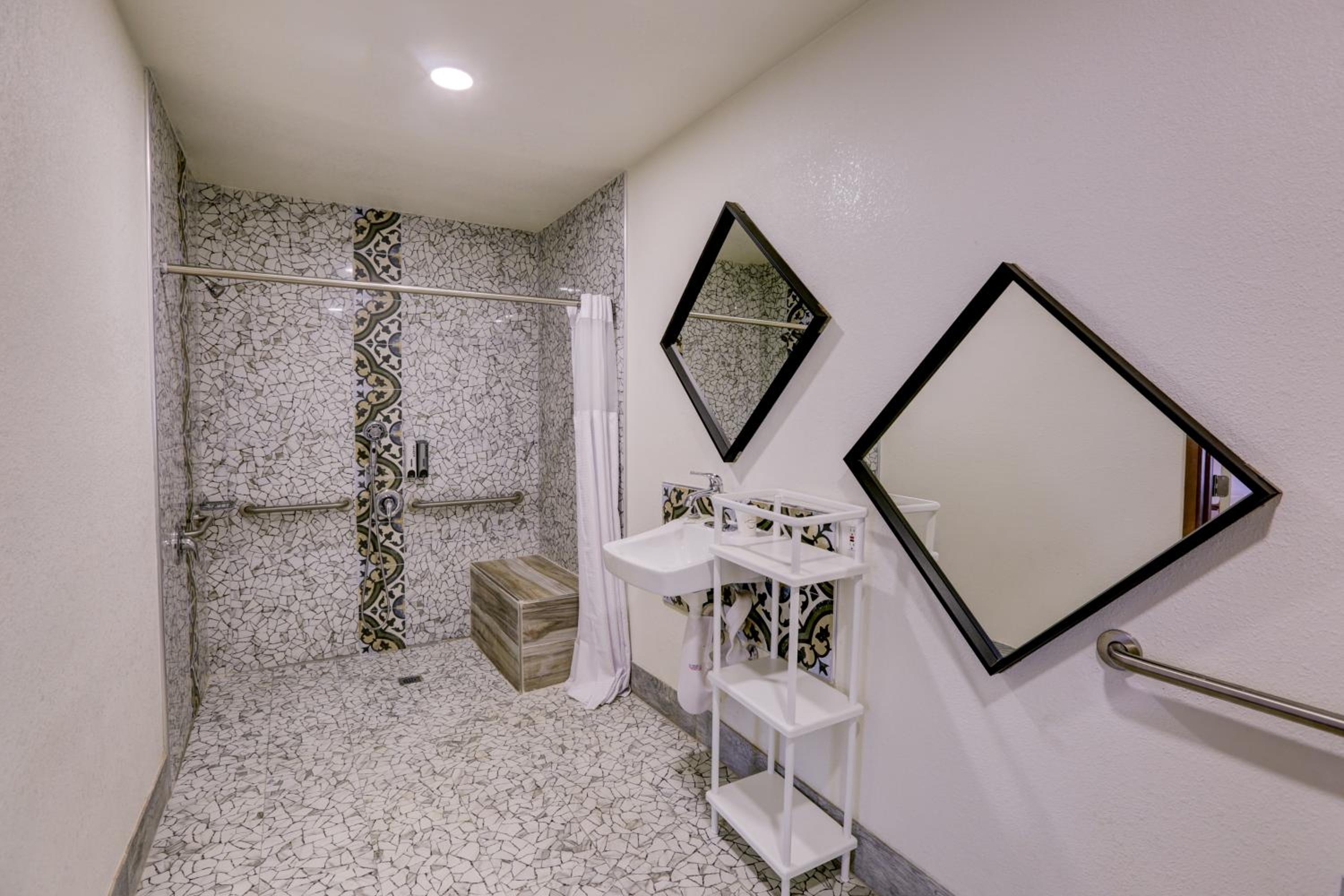 King Room with Roll-In Shower - Disability Access photo 2