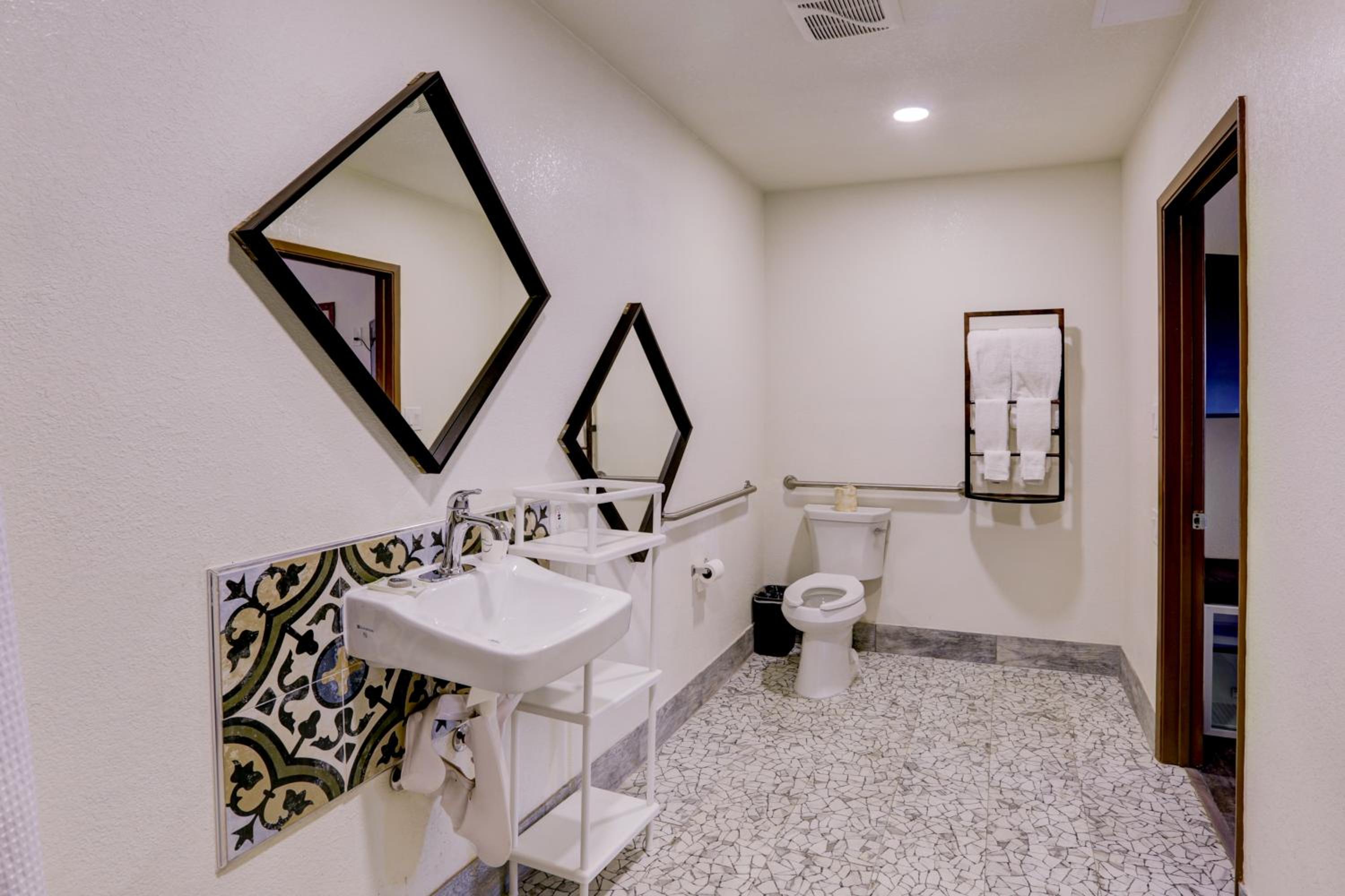 King Room with Roll-In Shower - Disability Access photo 3