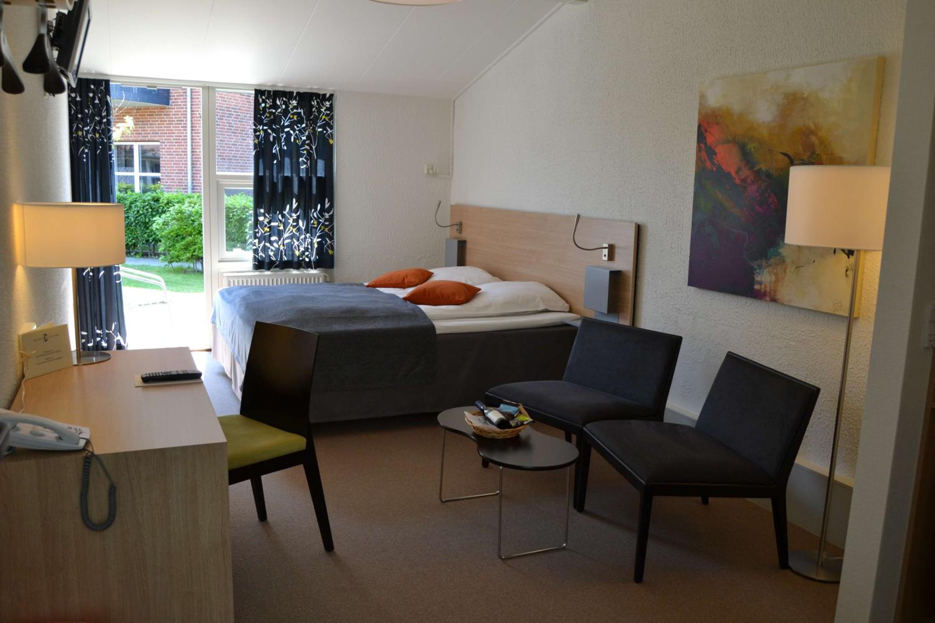 Standard Double Room with Walk-In Shower and Terrace - Disability Access/Non-Smoking - Photo 1
