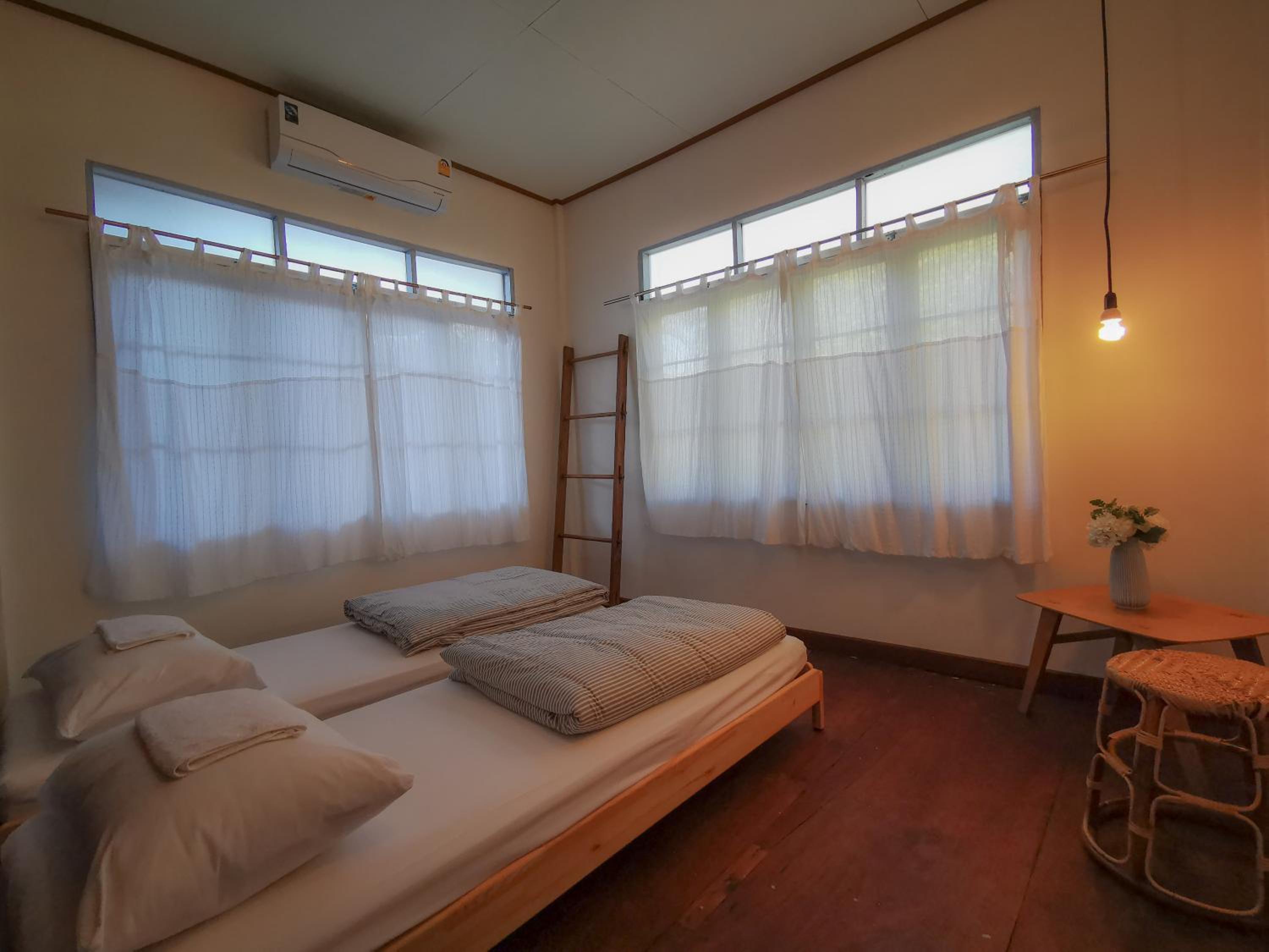 Budget Twin Room - Photo 9