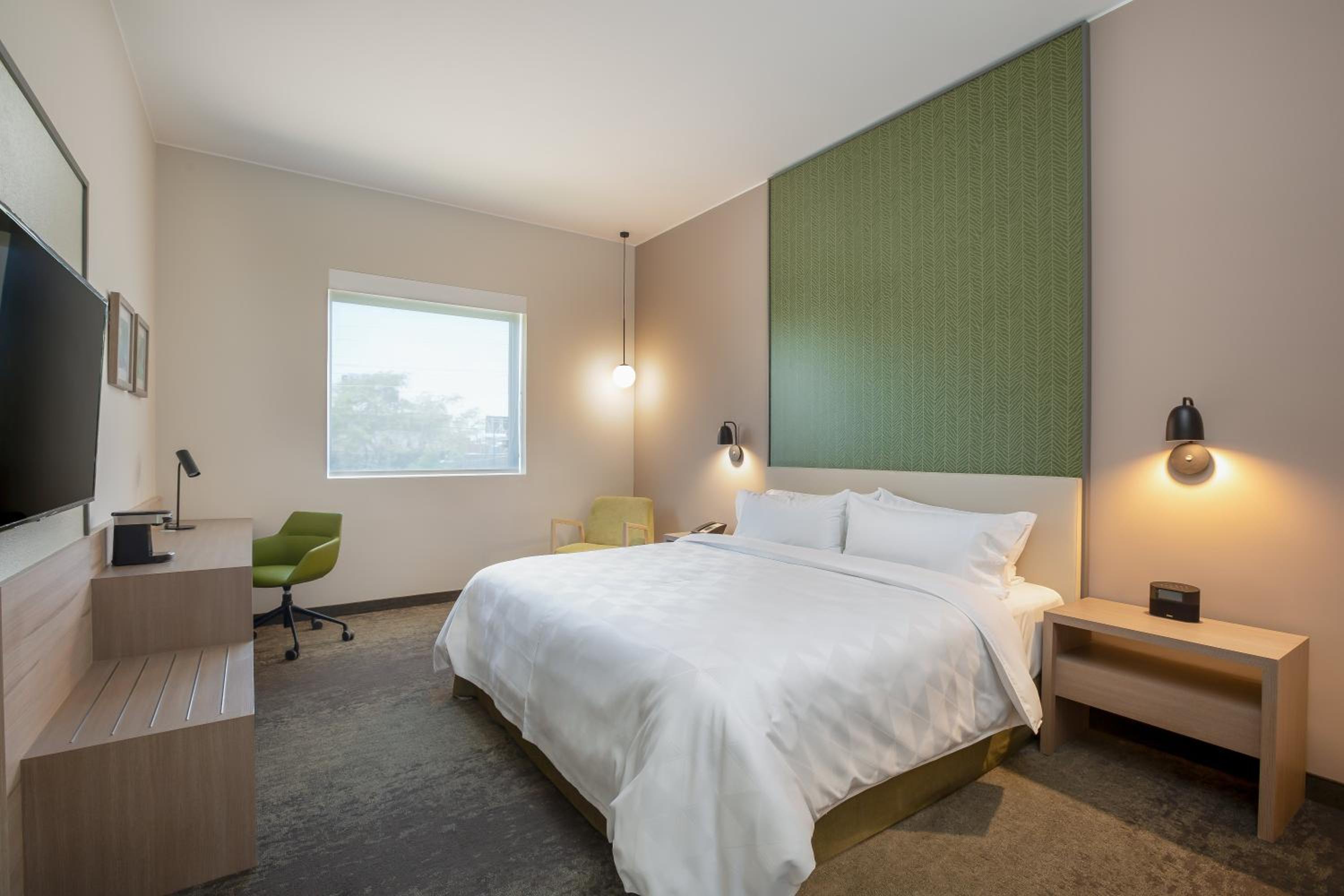 Standard King Room - Photo 5